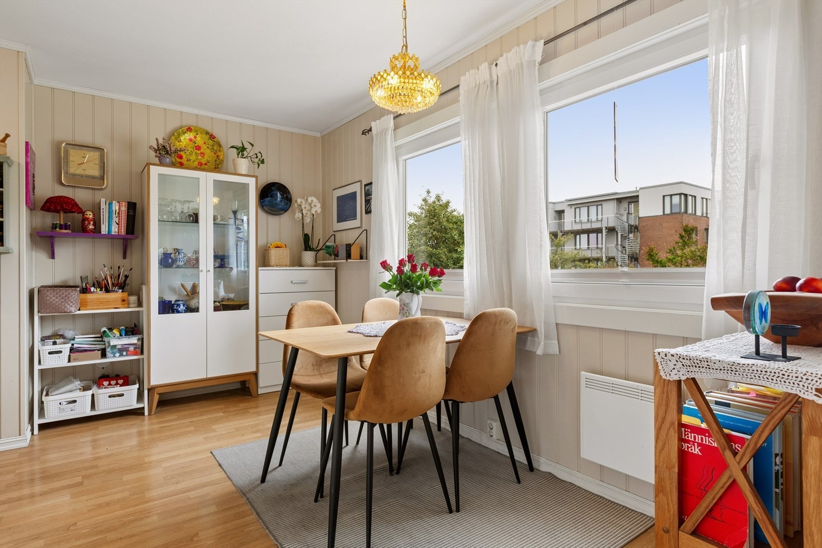 Lys og innbydende spiseplass med store vindusflater som slipper inn rikelig med dagslys Galleribilde