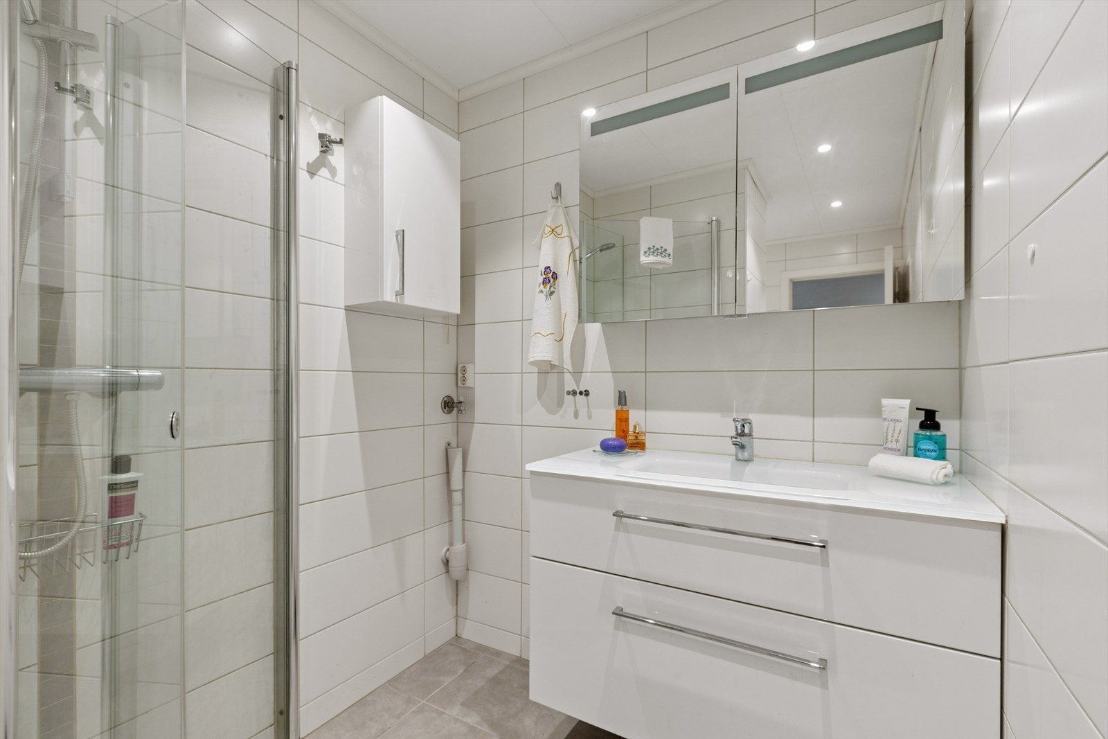 Badet er flislagt med en funksjonell og godt tilpasset planløsning Galleribilde