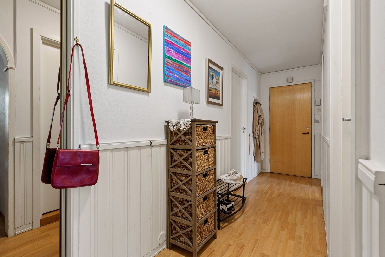 Romslig gang med integrert skyvedørsgarderobe med speilfront Galleribilde