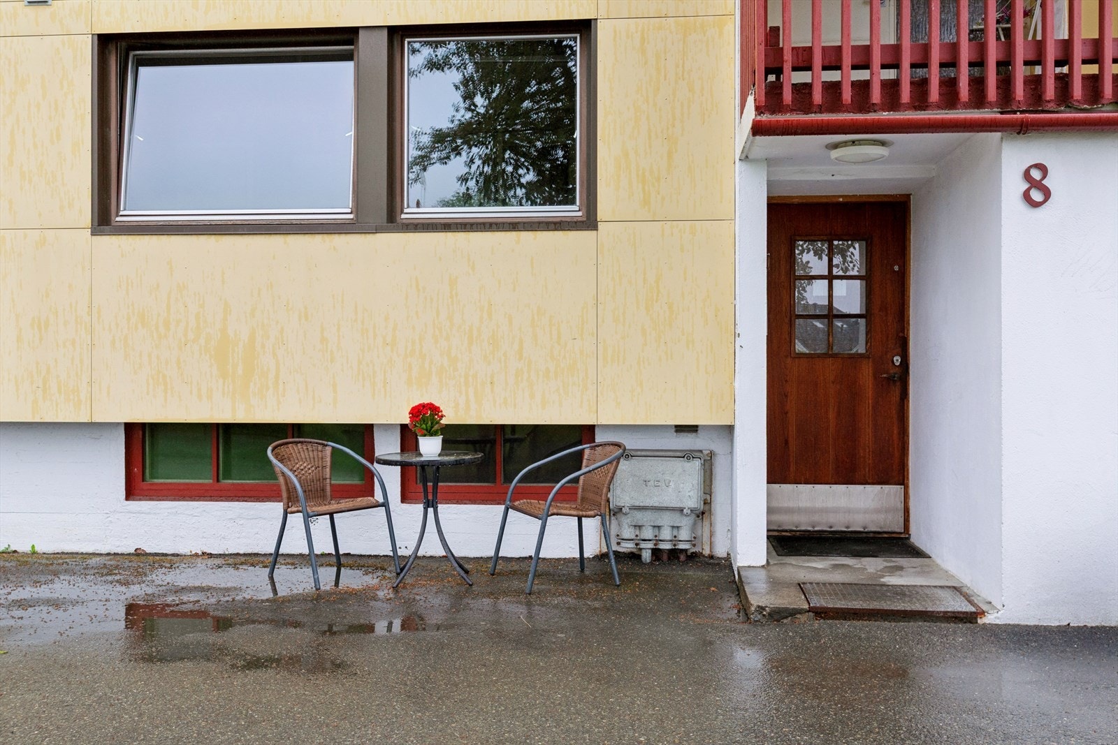 Innbydende inngangsparti som gir boligen et privat og hjemmekoselig preg Galleribilde
