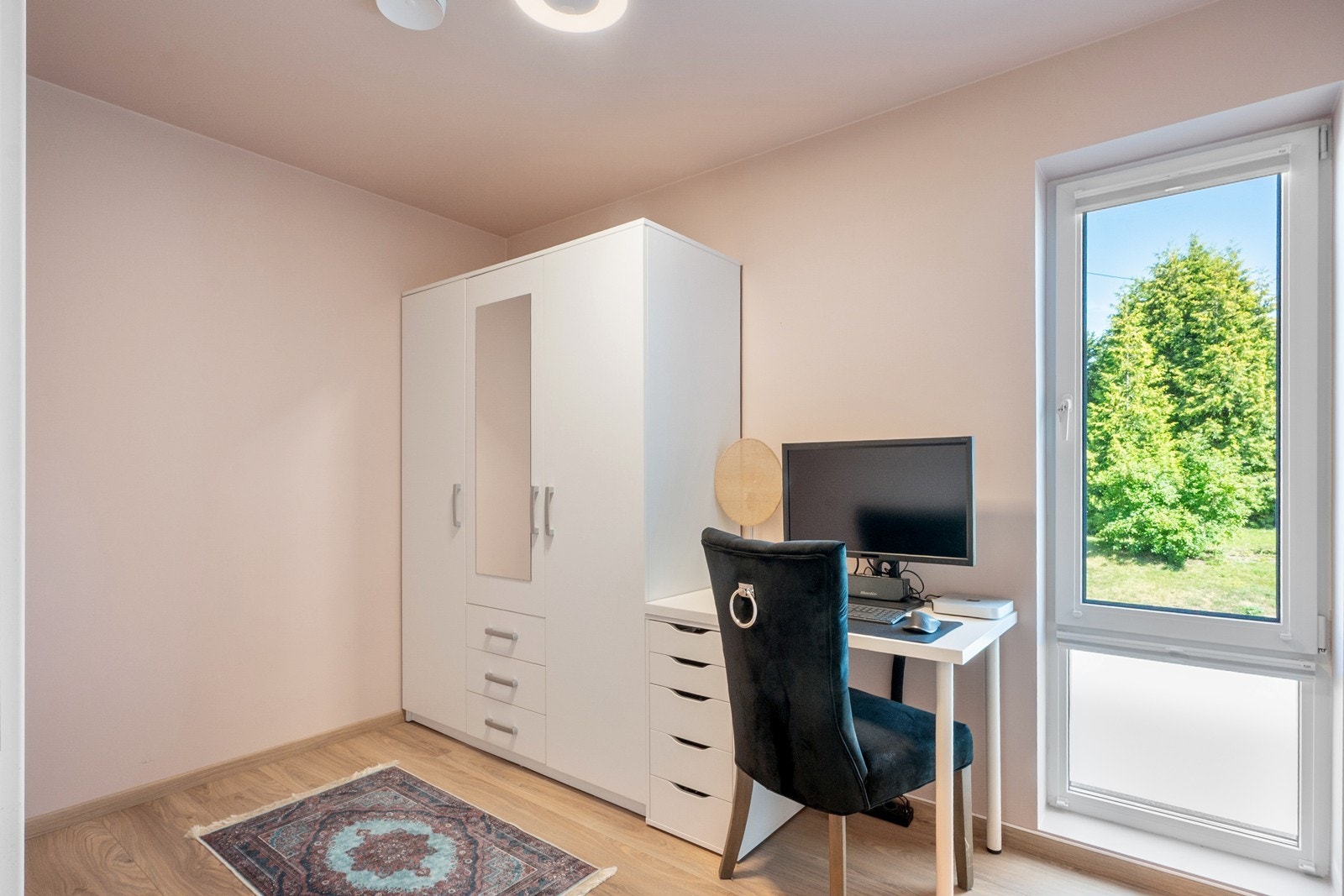 Soverom 3 er i dag benyttet som kontor og garderobe - innred etter behov, her er mulighetene mange. Galleribilde