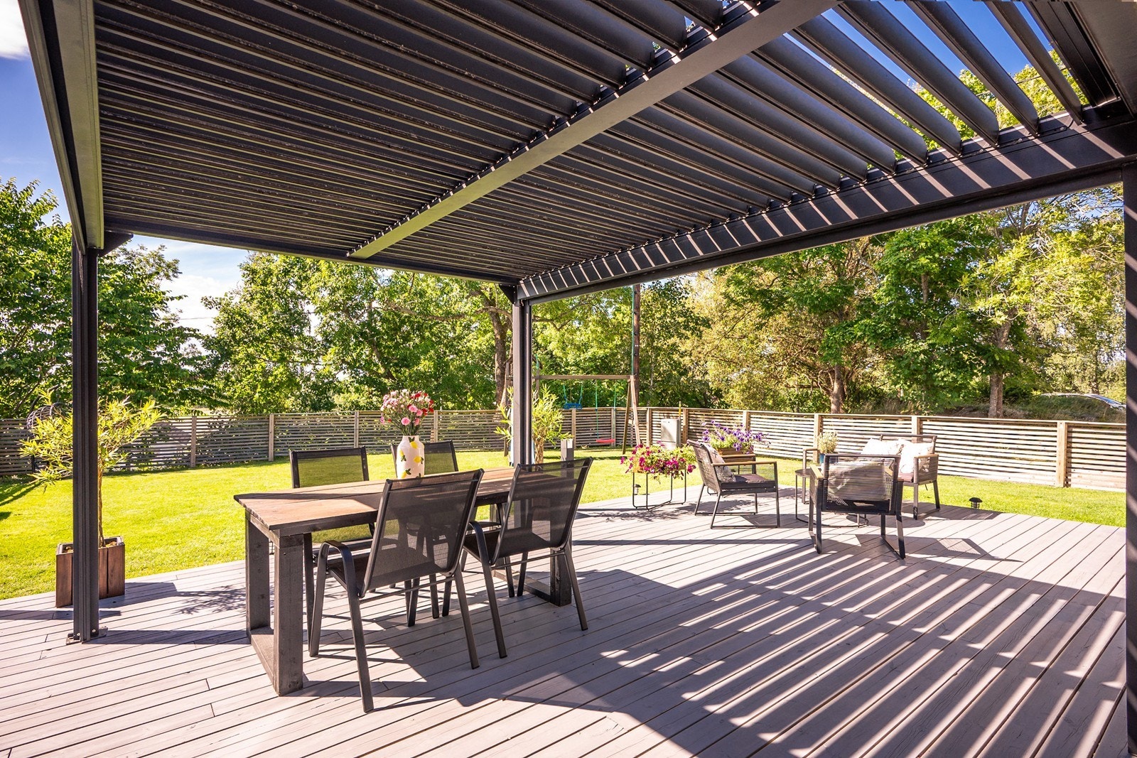 Overbygd parti og pergola gir naturlig skjerming uansett vær. Galleribilde