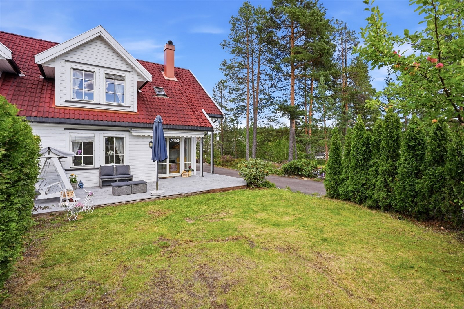 Stor hage med plen og beplantning. Galleribilde
