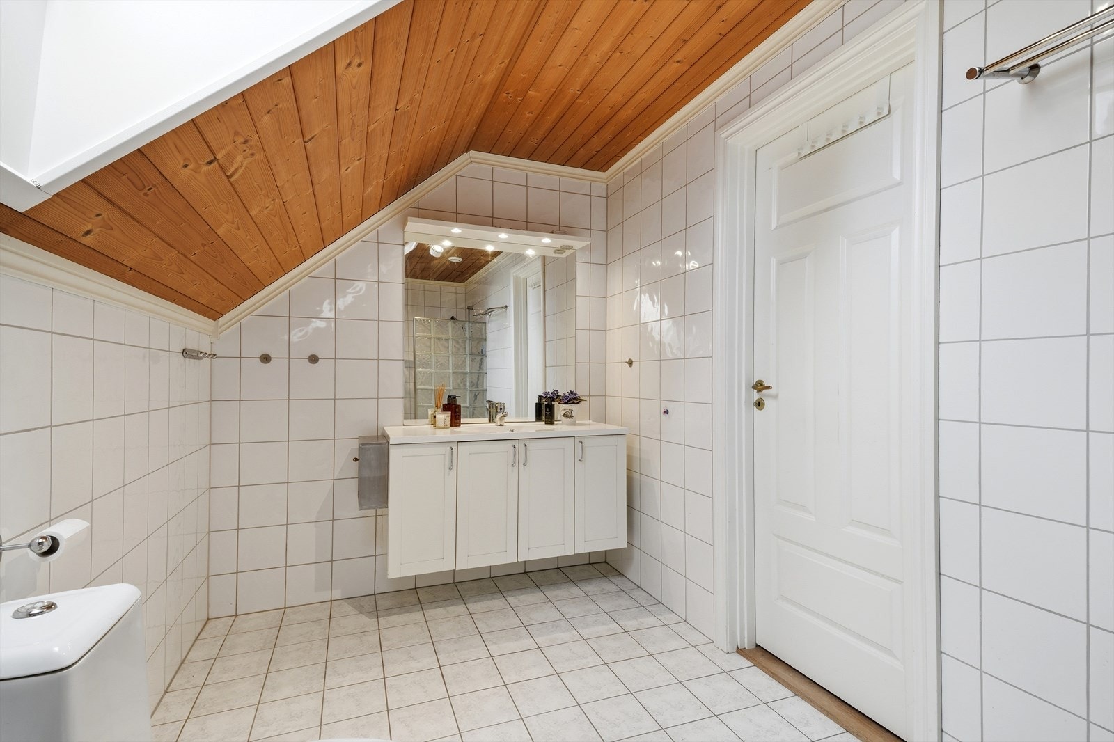 Flislagt bad i loftsetasjen med gulvvarme. Galleribilde