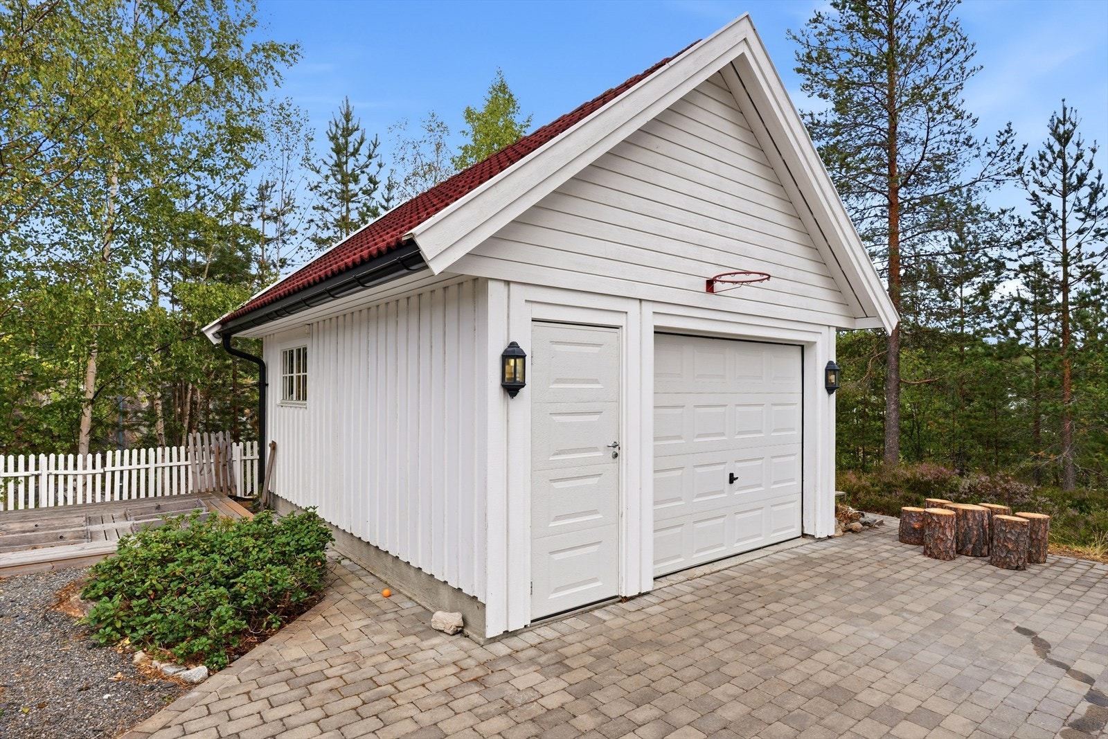 Frittstående garasje med elektrisk portåpner. Galleribilde