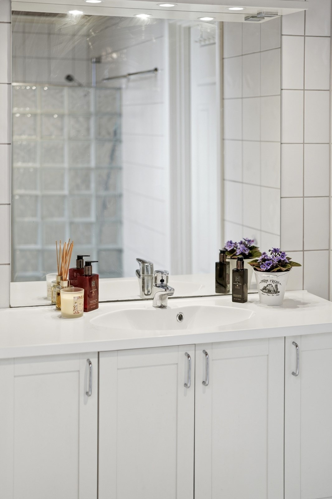 Baderomsinnredning med enkel servant og god oppbevaringsplass. Galleribilde