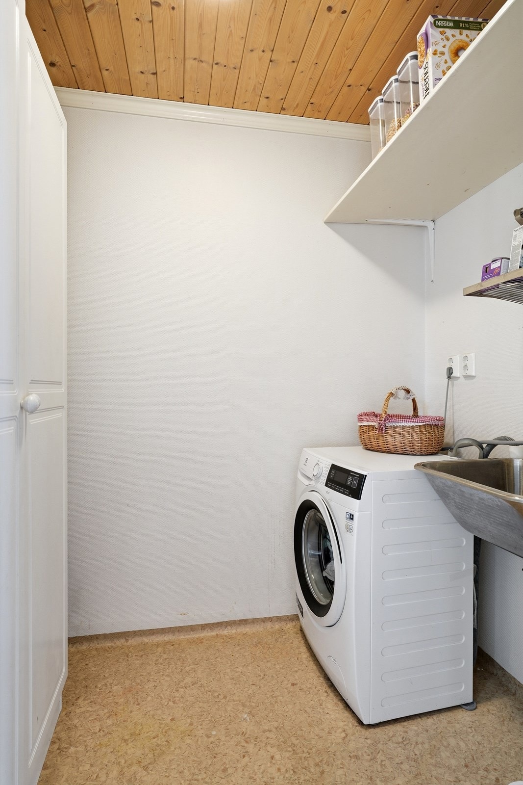 Separat vaskerom med gulvvarme, opplegg for vaskemaskin og skyllekar. Galleribilde