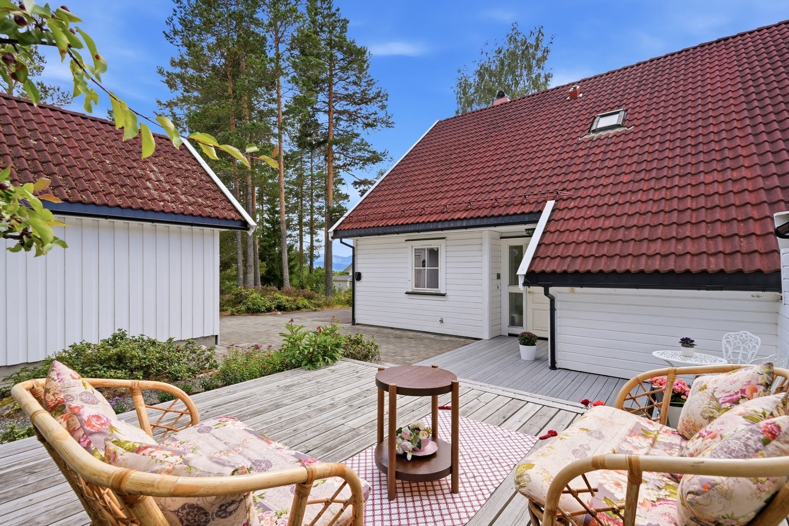 Eiendommen har to store terrasseplattformer. Galleribilde