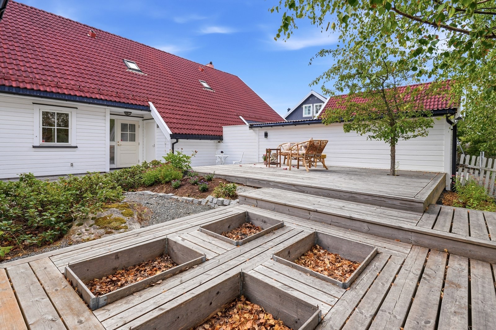Uteområdet er pent opparbeidet med terrasse i flere nivåer og plantekasser. Galleribilde