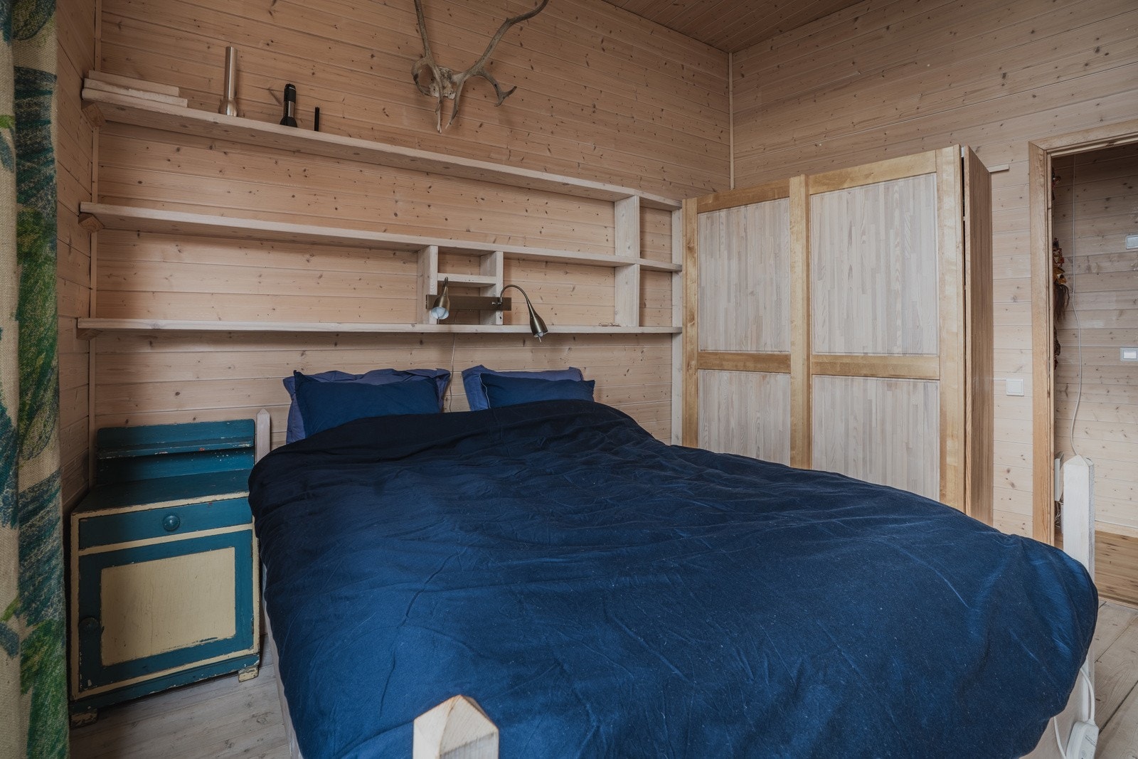 Et nydelig rom med god plass til både dobbeltseng og garderobe Galleribilde