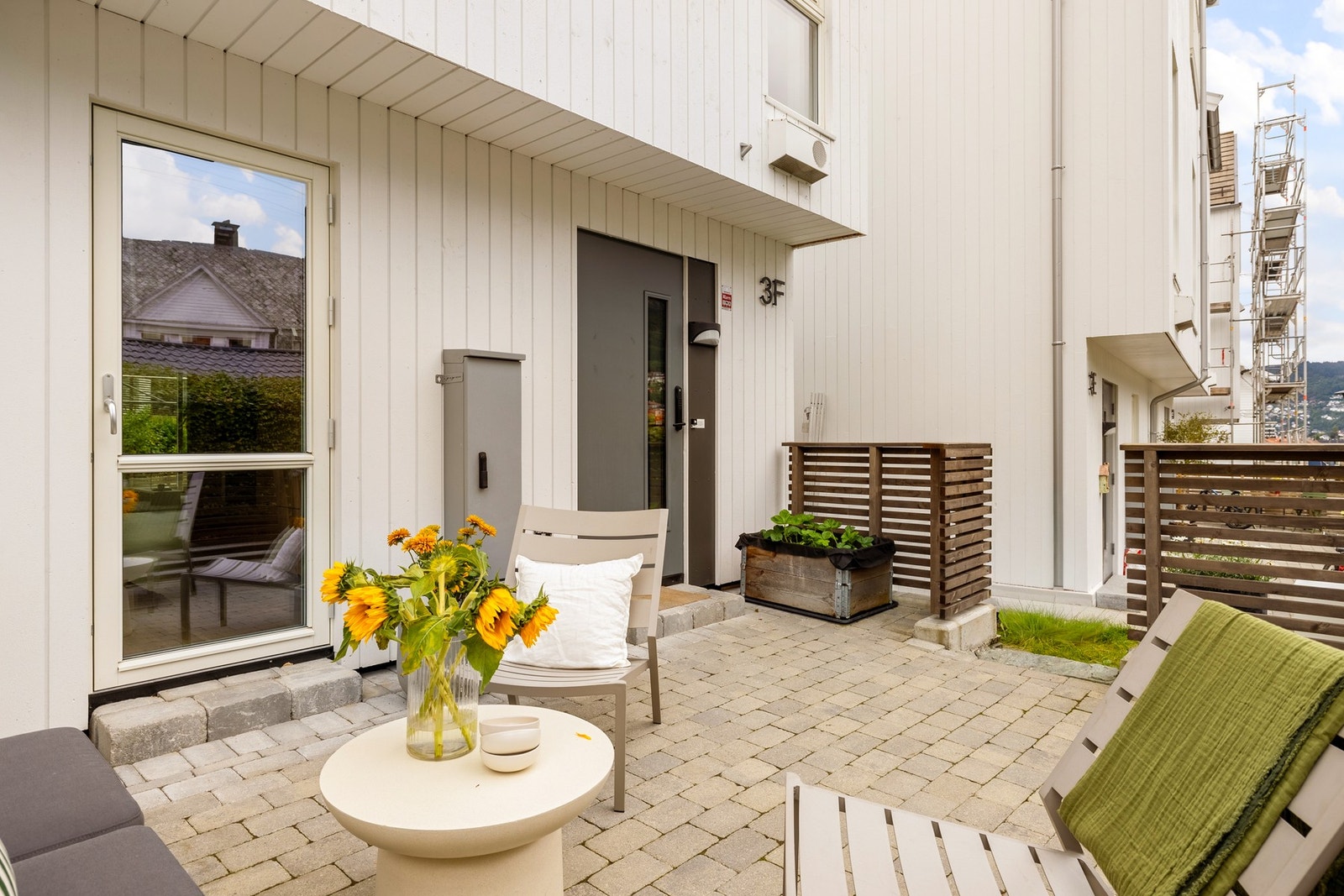 Her er det god plass til å møblere med utemøbler. Galleribilde
