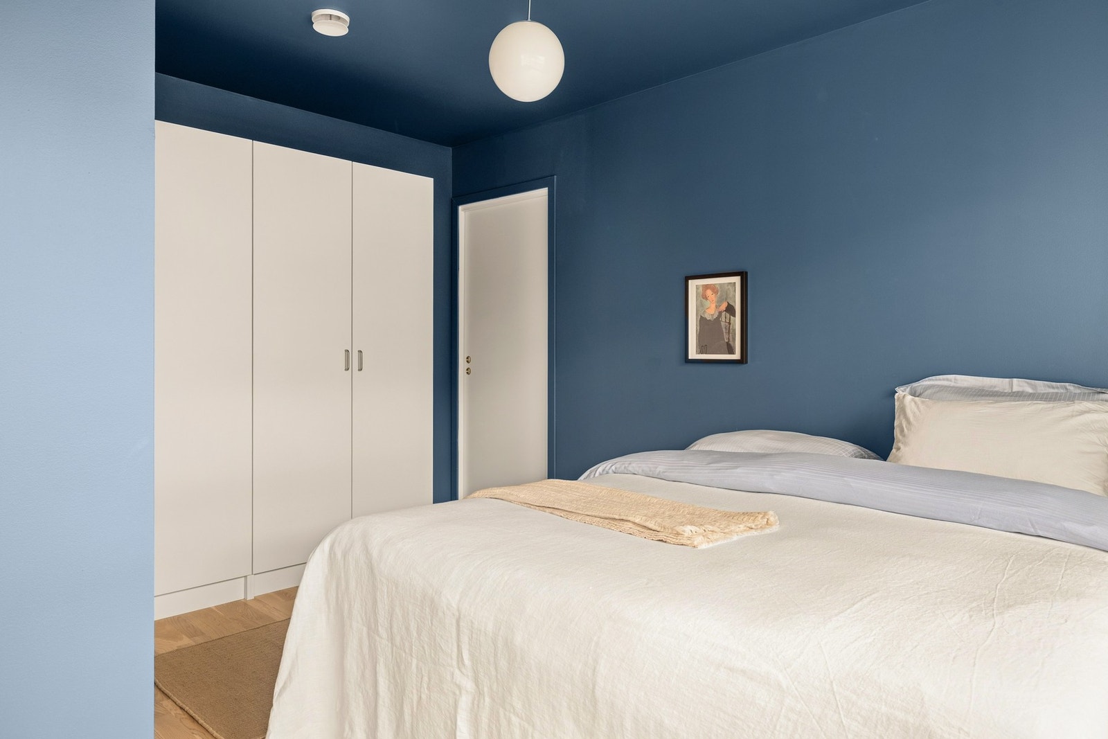 Her er det god plass til dobbeltseng, garderobe og tilhørende møblement. Galleribilde