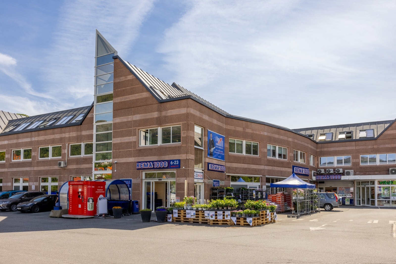 Dagligvarehandelen kan gjøres på Rema 1000 kun 2 minutters gange unna. Galleribilde