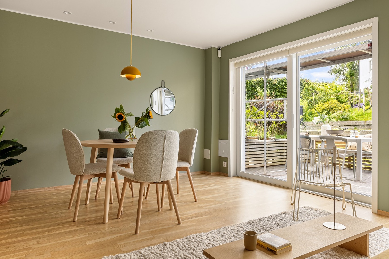Stor glasskyvedør som tar deg ut til hyggelig terrasse. Galleribilde