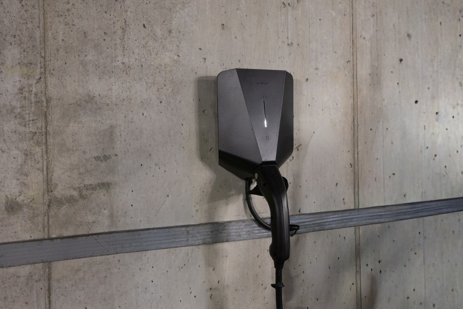 Det er installert elbillader på parkeringsplassen. Galleribilde