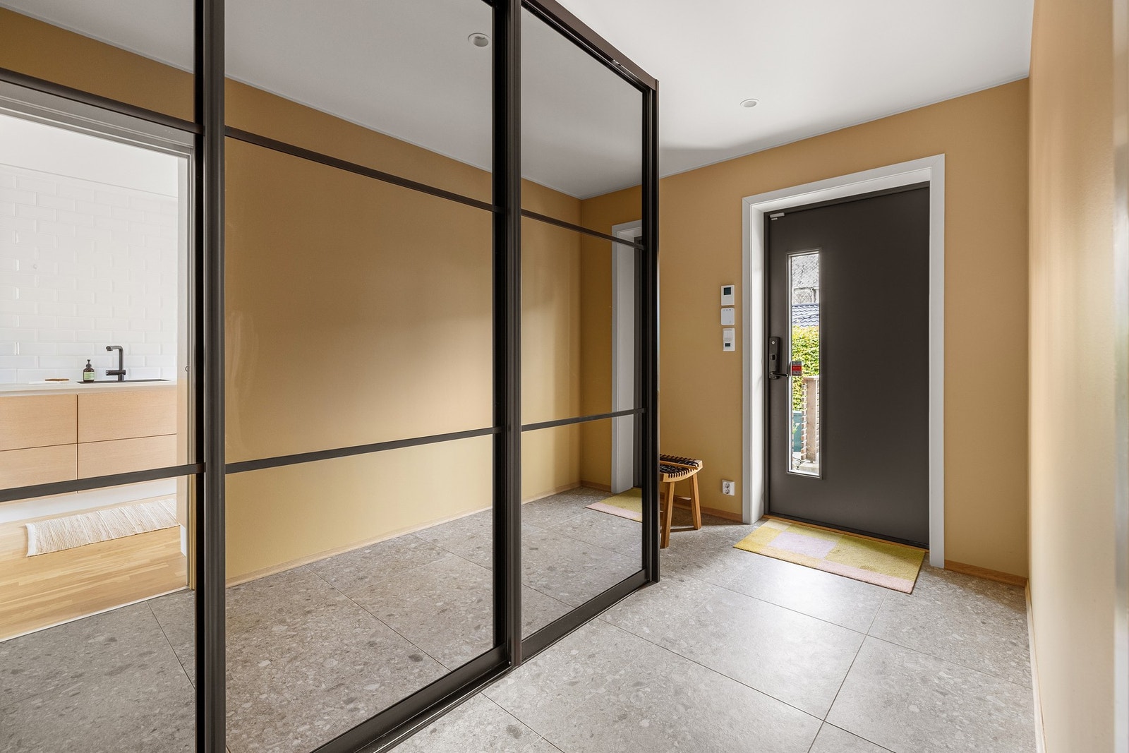 Innbydende og romslig entré med stor skyvedørsgarderobe som gir god plass til å henge fra seg yttertøy. Galleribilde