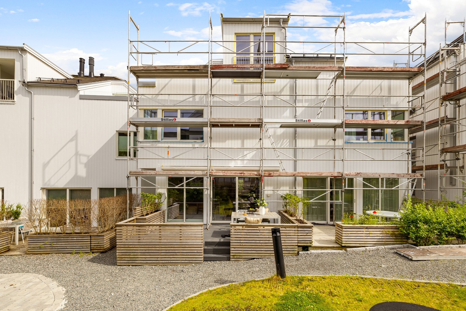 Pågående fasadevask og maling. Galleribilde