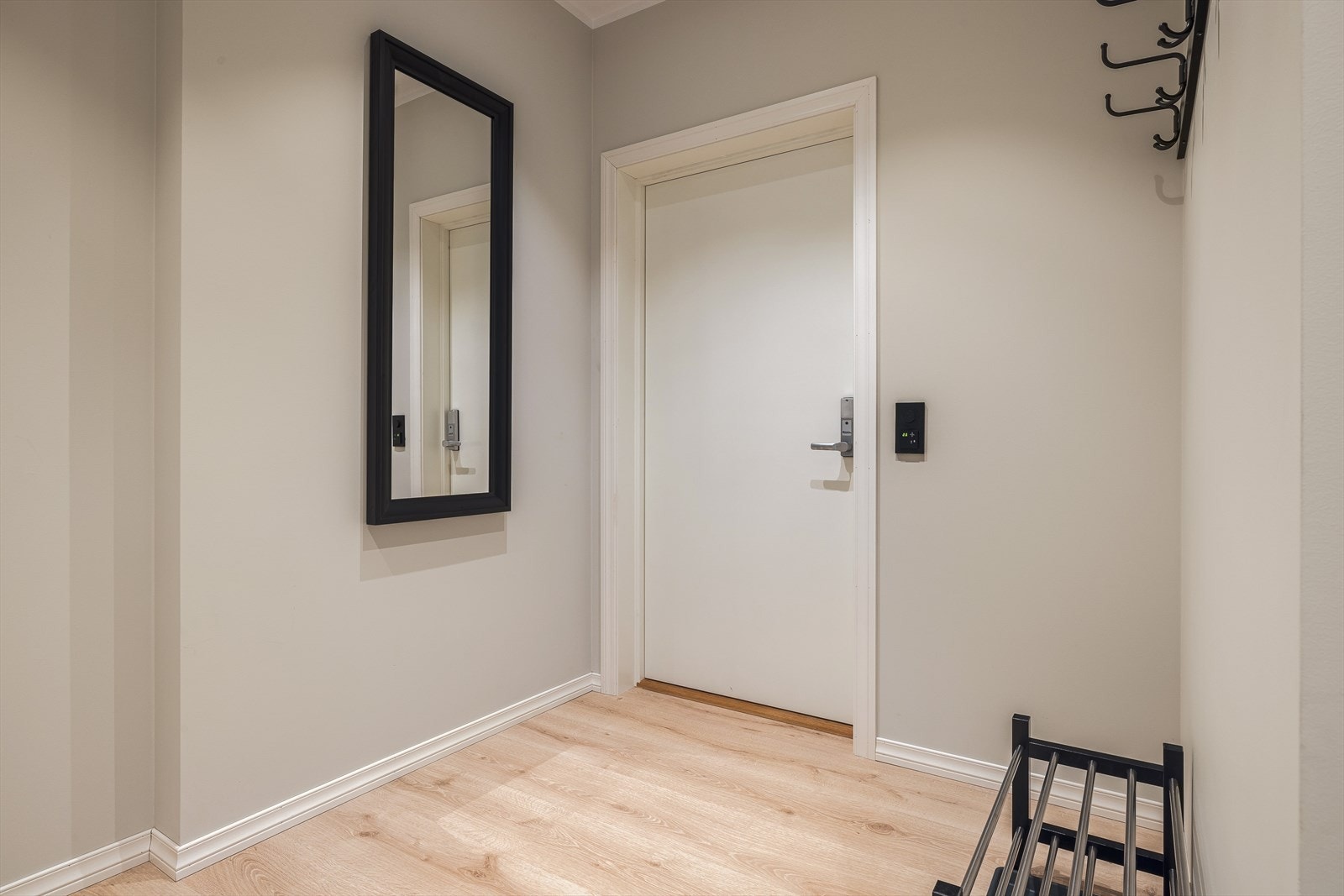 Leiligheten ønskes velkommen gjennom en lys og innbydende entré med plass til oppbevaring av yttertøy og sko. Galleribilde