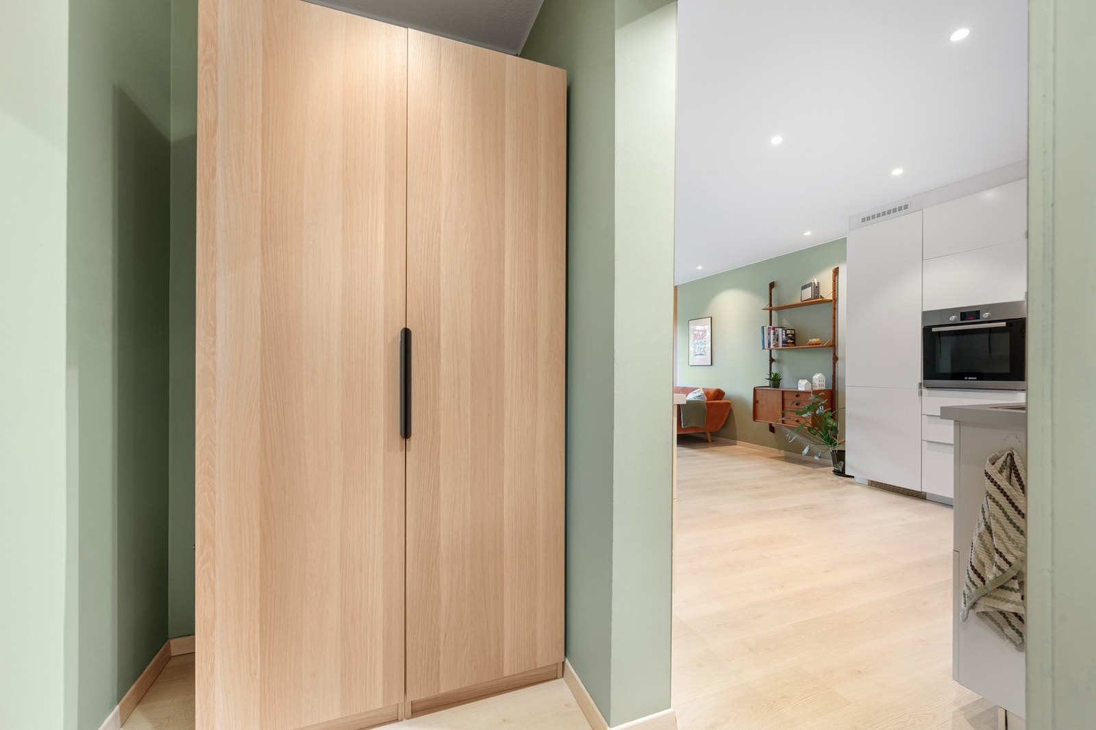 Hyggelig entré med garderobeskap til å henge ifra seg yttertøyet. Leiligheten disponerer i tillegg tre boder i kjeller - på totalt ca. 9m². Gode oppbevaringsmuligheter. Galleribilde