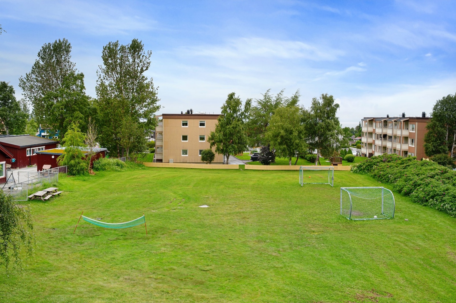 Fotballbane og god plass til å boltre seg for de minste. Galleribilde