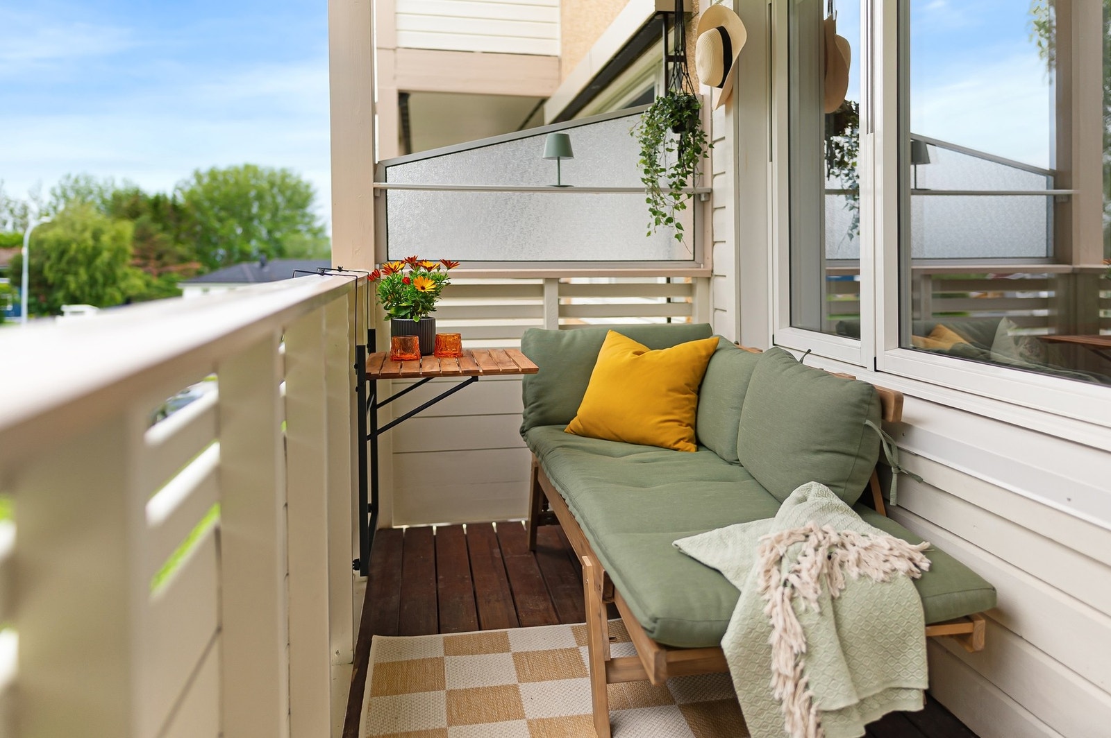 Her kan man sitte skjermet og privat til i sommerhalvåret. I tillegg ligger denne leiligheten nest ytterst på bygget - åpent og fritt utsyn. Galleribilde