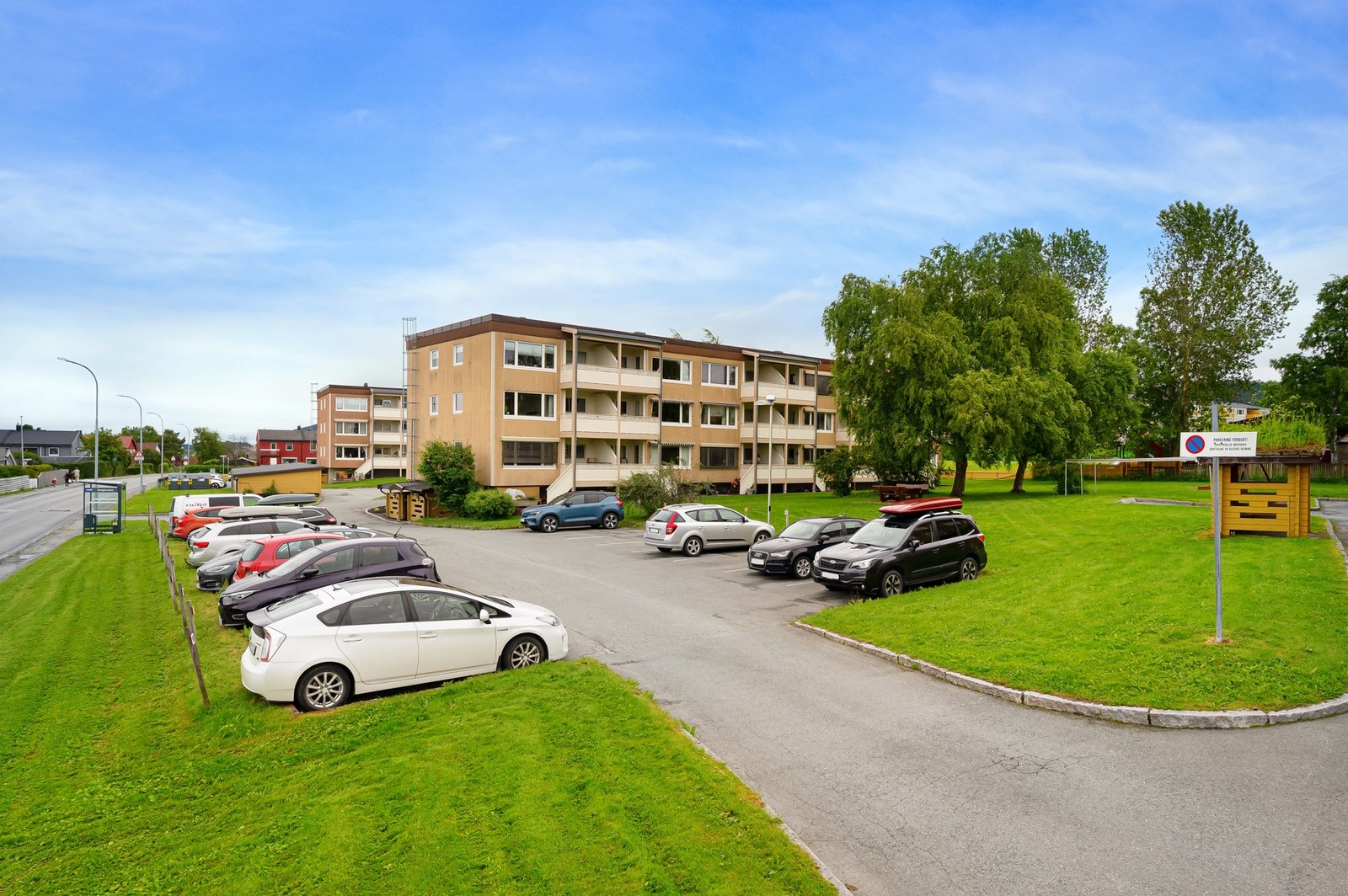 Borettslaget leier ut 27 garasjer og ca. 95 parkeringsplasser. Alle leiligheter som har behov har rett på én fast parkeringsplass. Galleribilde