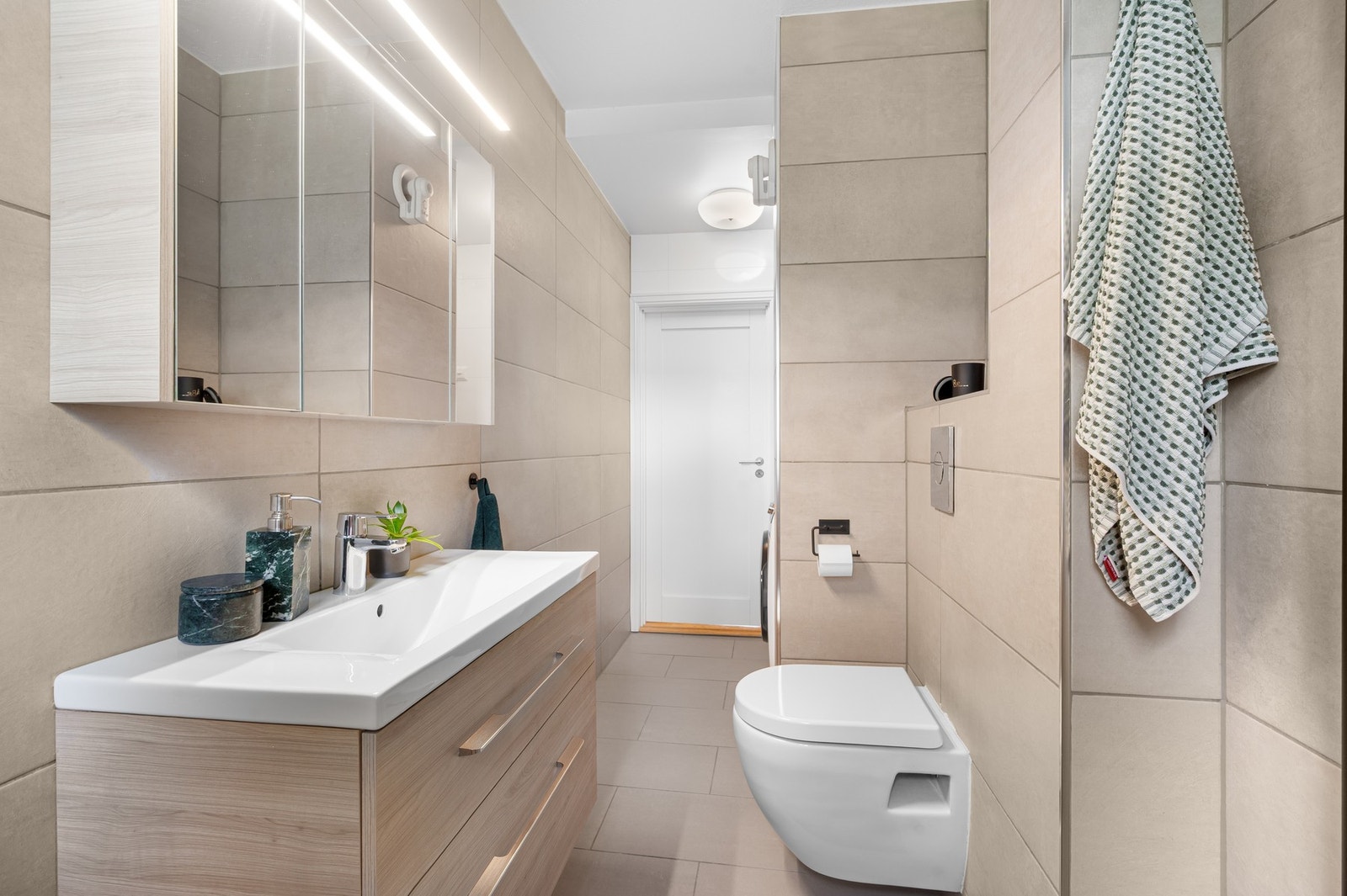 Badet sett i motsatt retning - praktisk og pent bad. Galleribilde