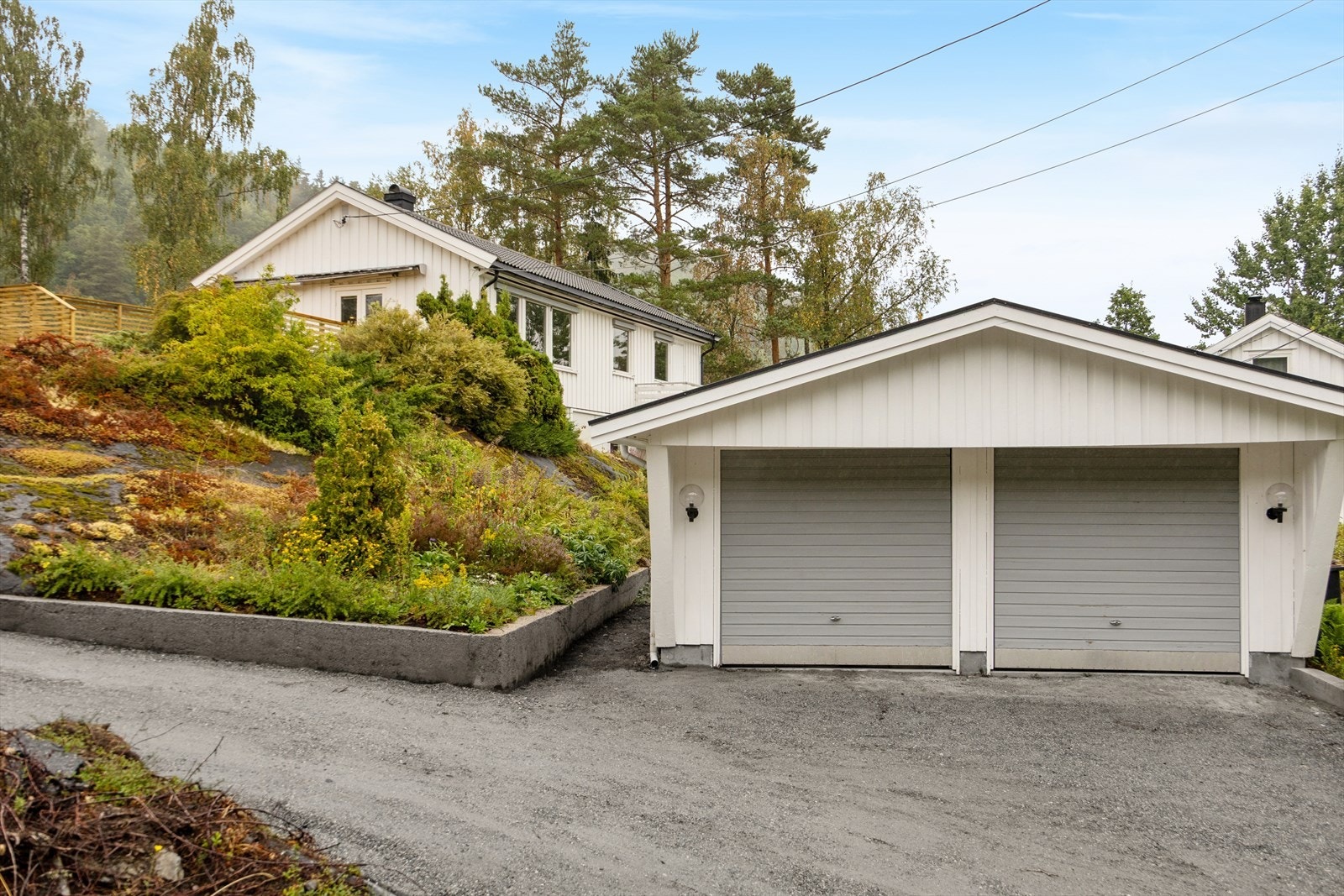 På eiendommen står en frittstående dobbelgarasje oppført omkring 1977. Garasjen har et areal på ca. 33 m² og gir plass til to biler samt noe lagring. Garasjen er utstyrt med elektriske portåpnere, noe som bidrar til enkel og praktisk adkomst. Galleribilde