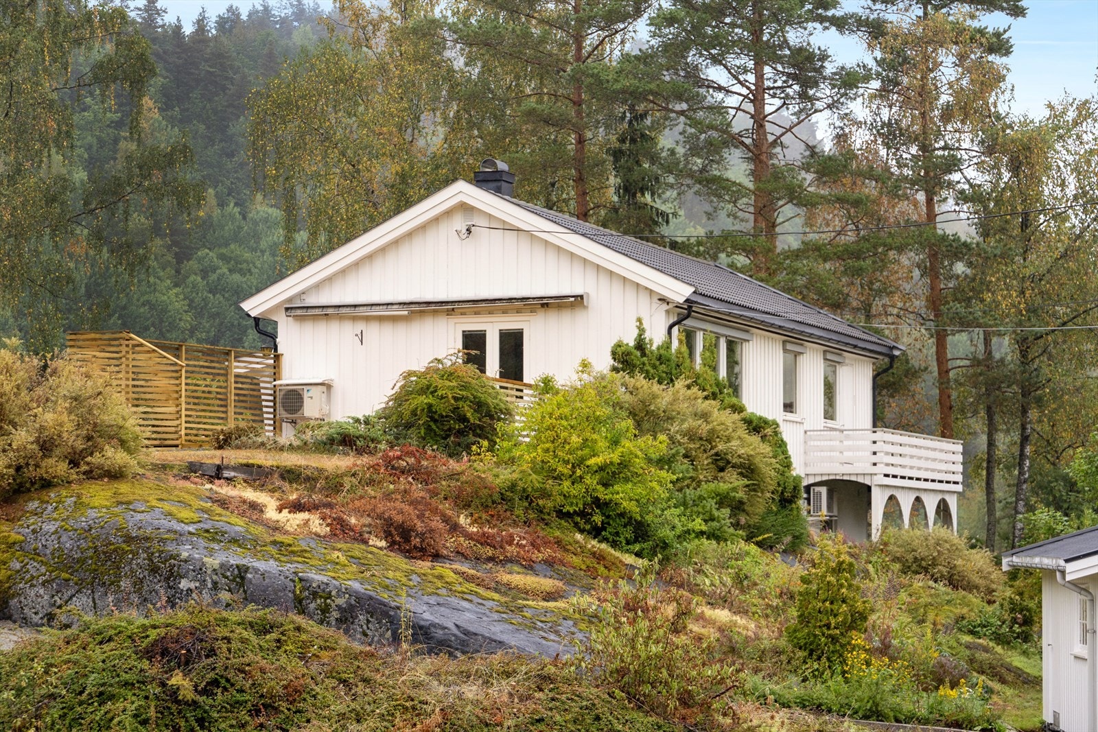 Eiendommen ligger fredelig og landlig til, omgitt av skog og åpne naturområder som skaper en skjermet og naturnær atmosfære. Tomten er eiet og utgjør ca. 1,2 mål, med god plass til både hage, aktivitet og rekreasjon. Galleribilde