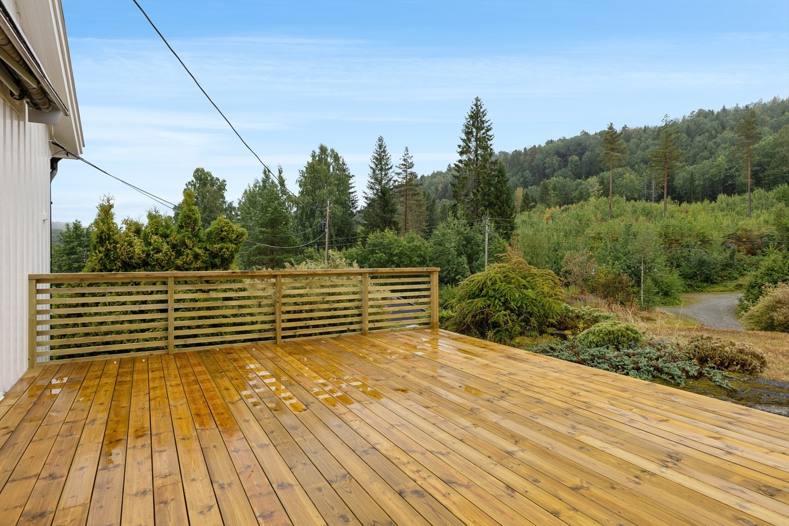Terrassen er nylig oppgradert i 2026 og danner et innbydende uteområde med gode sol- og oppholdsforhold. Galleribilde