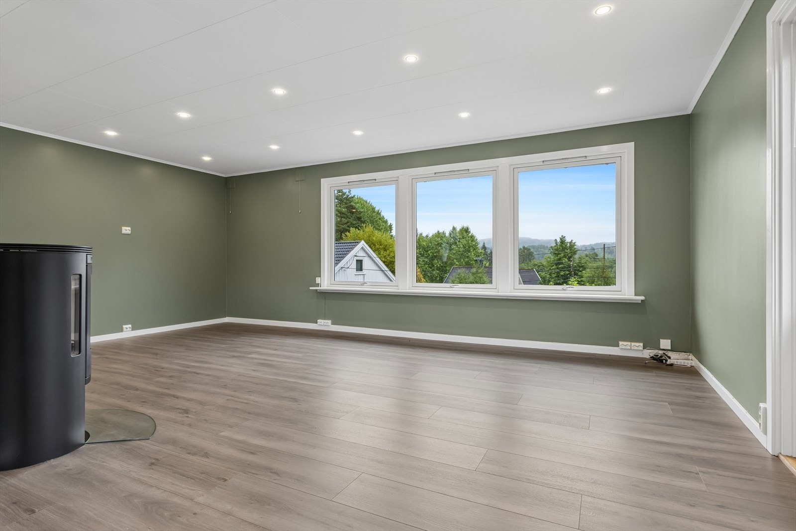 Stuen har store vindusflater som gir rikelig med naturlig lysinnslipp og flott utsikt til omgivelsene. Himlingen er utstyrt med innfelte downlights som bidrar til god og jevn belysning. Galleribilde