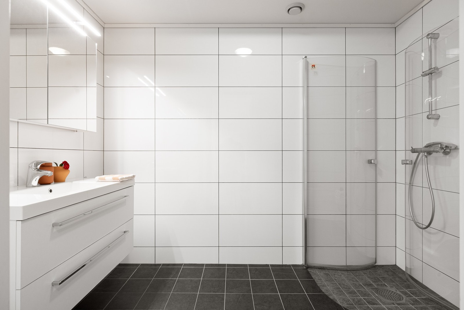 Badet er flislagt og fremstår lyst, pent og funksjonelt. Galleribilde