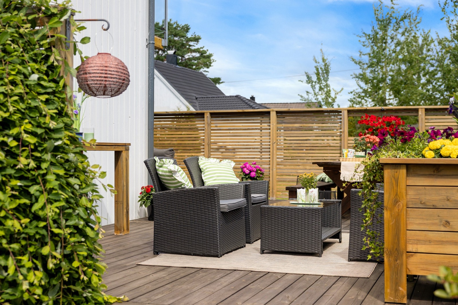 Nyt sommerdagene på en privat og skjermet terrasse med god atmosfære. Galleribilde