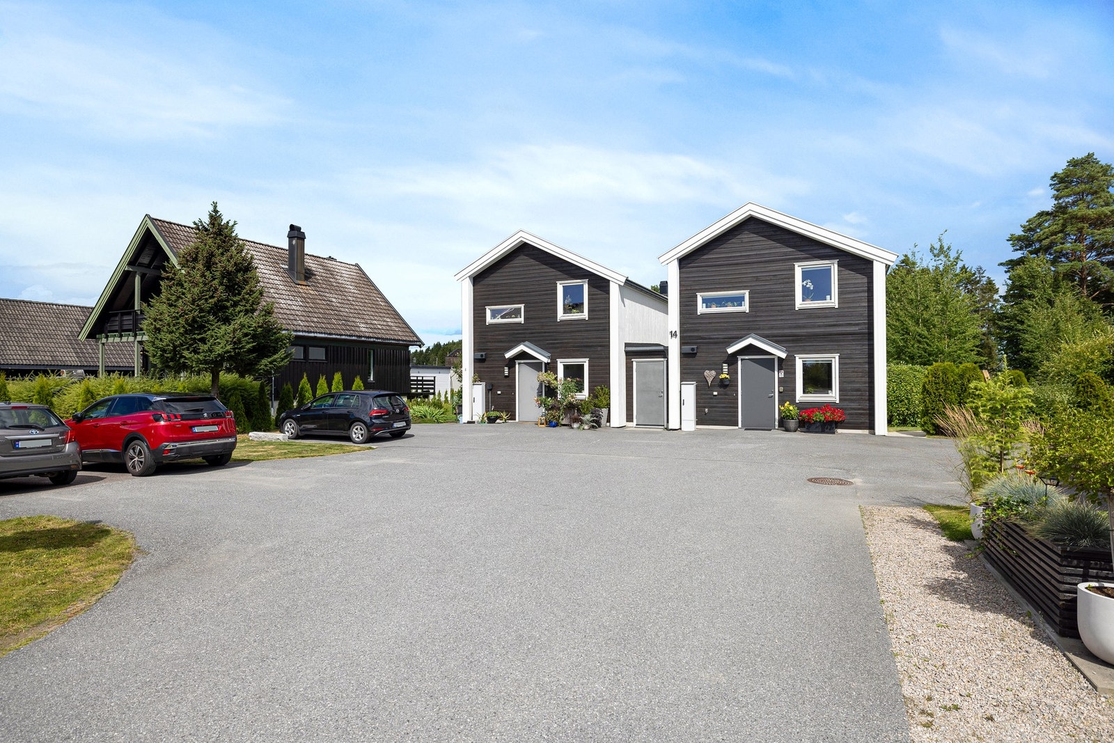 Tomten til sameiet er pent opparbeidet og har gode solforhold. Galleribilde