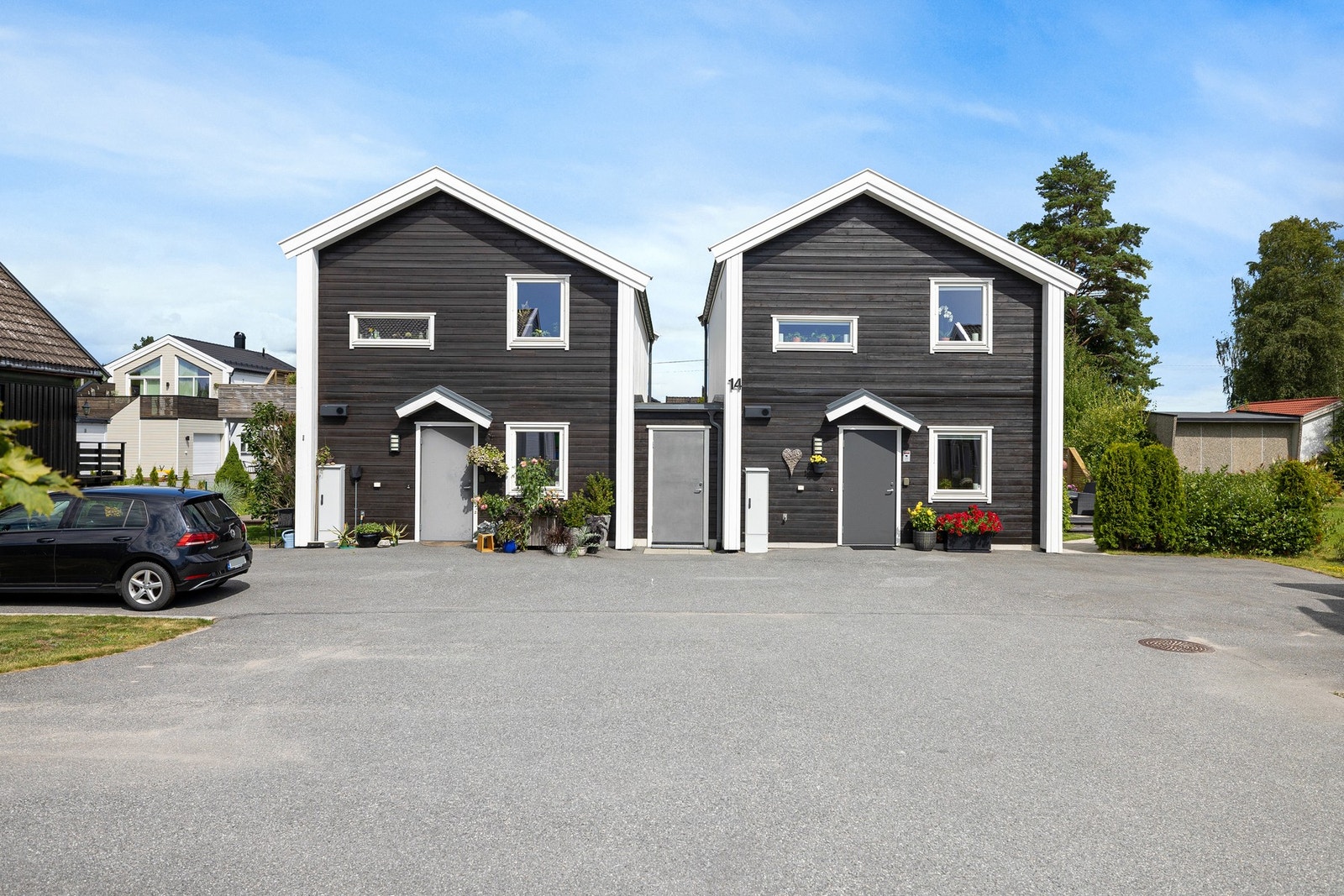 Asfaltert uteplass med egen parkering. Galleribilde