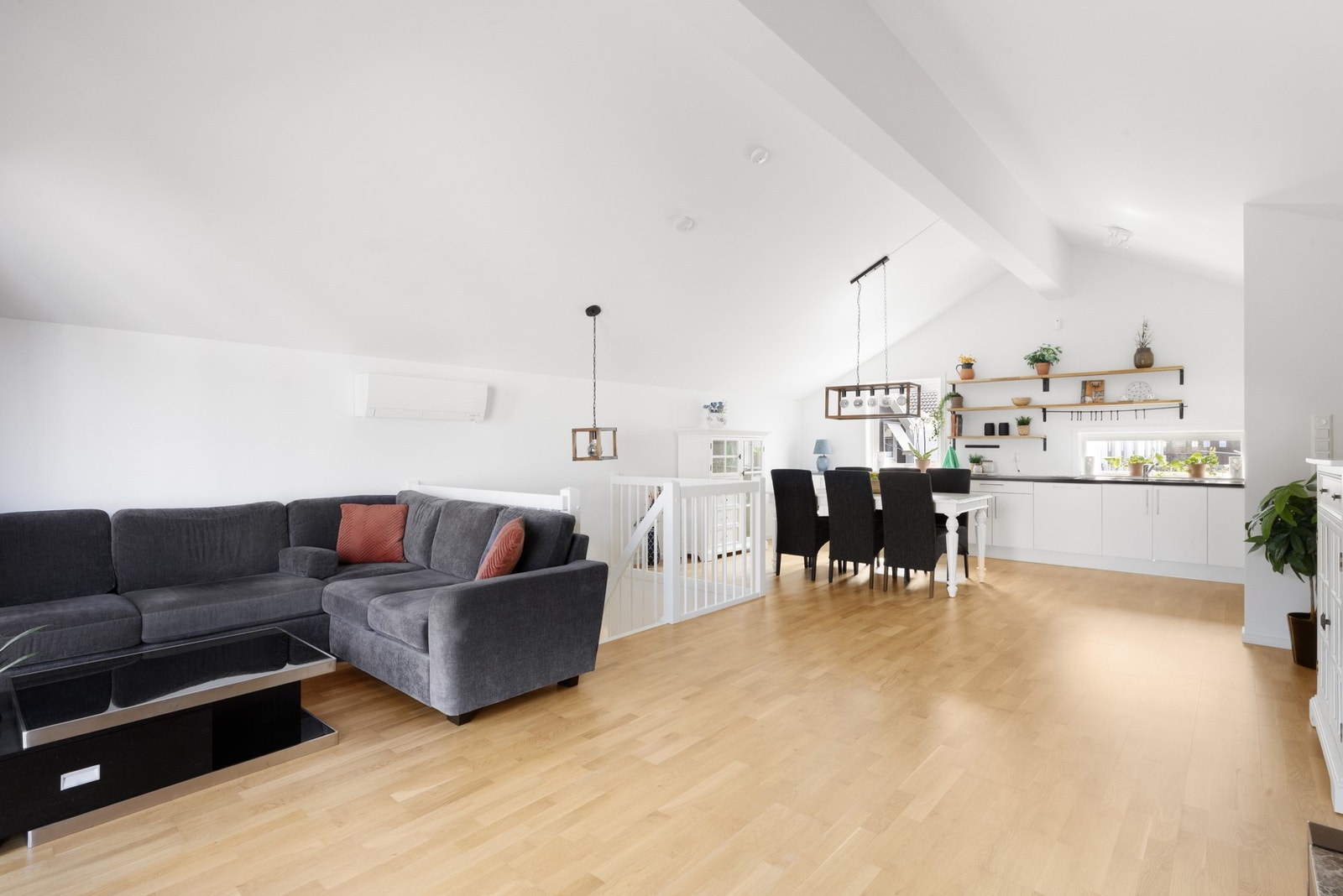 Godt utnyttet stue med plass til spisebord og sittegruppe. Galleribilde