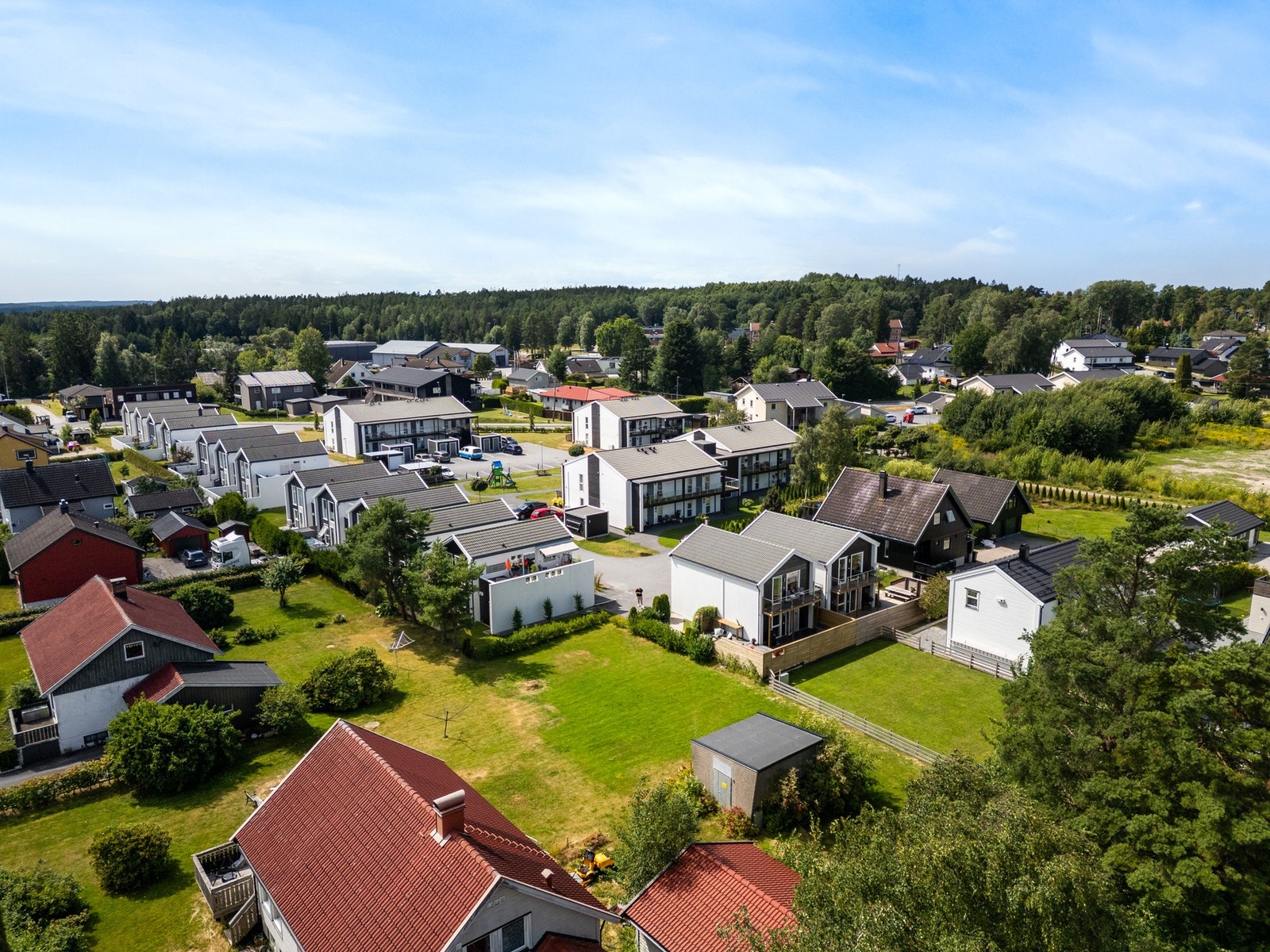 Det er gangavstand til Sandbakken skole, butikker, barnehager og flotte idrettsfasiliteter. Galleribilde