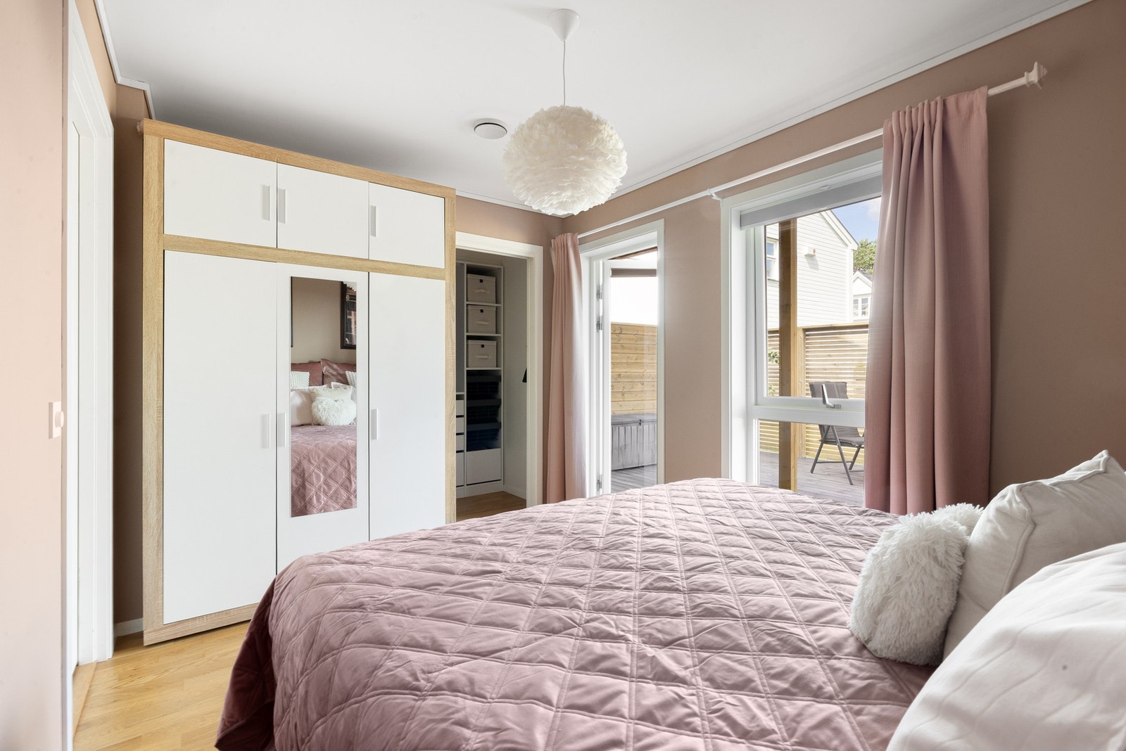 Et elegant hovedsoverom med walk-in closet. Galleribilde