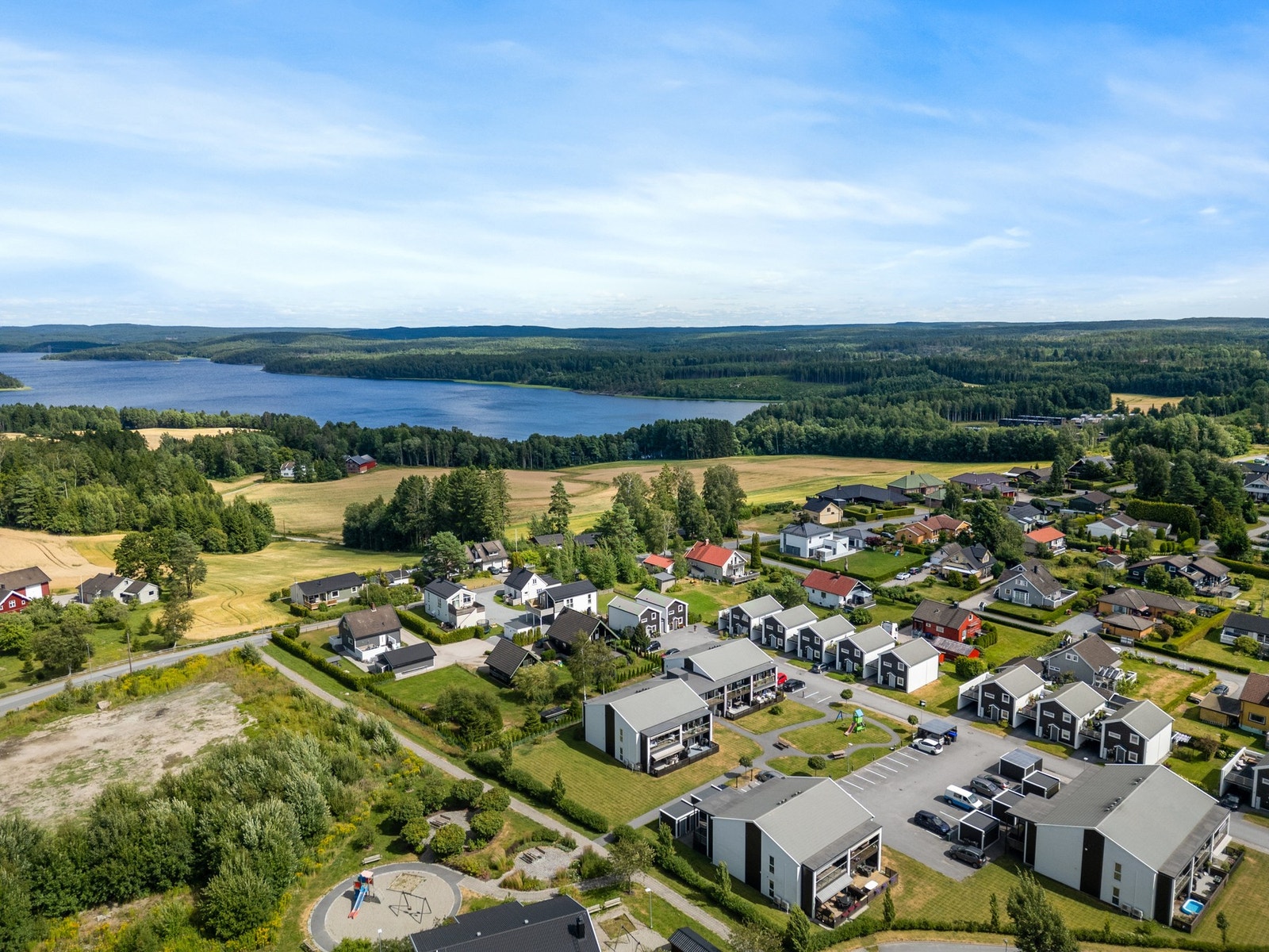 Vakre Isesjøen og Bodalstranda i gangavstand fra leiligheten. Galleribilde