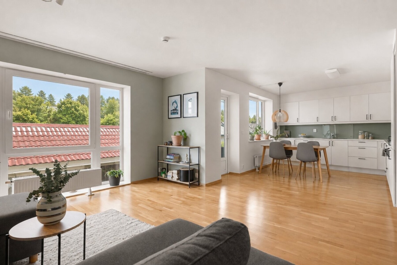 Det er plass sofa, spisebord og tv-møblement. AI-generert Galleribilde