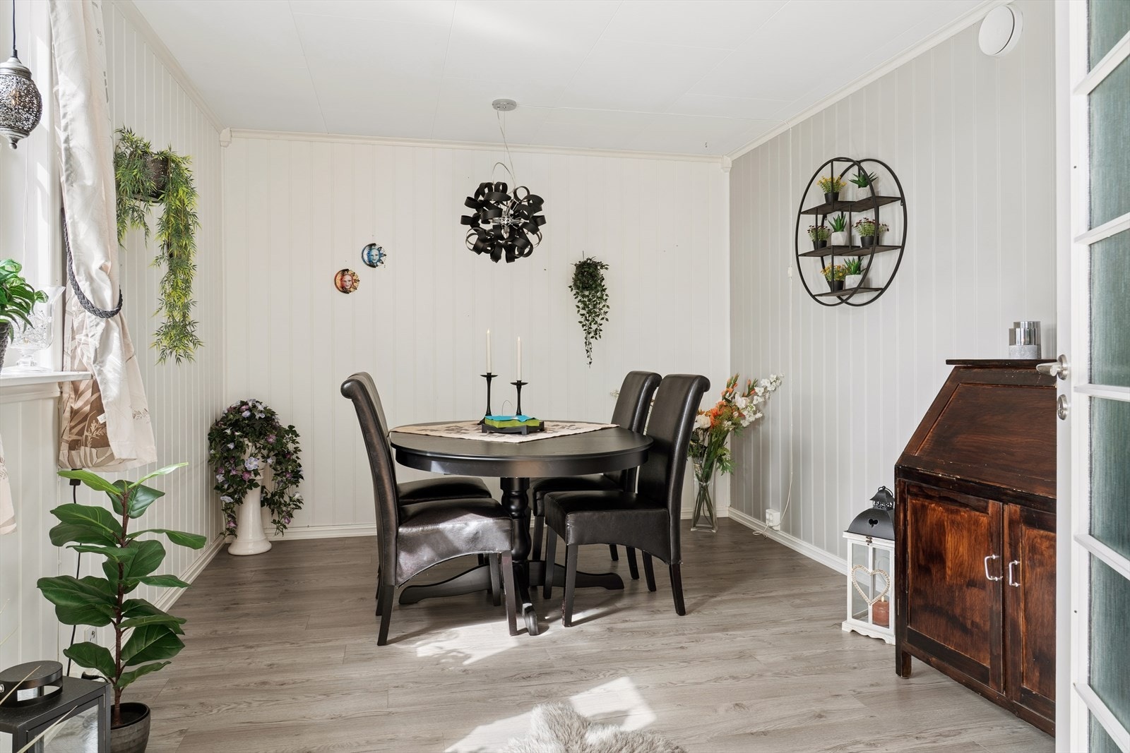 Leiligheten har en adskilt spisestue som måler 13,5 m². Spisestuen kan omgjøres til soverom om ønskelig. Galleribilde