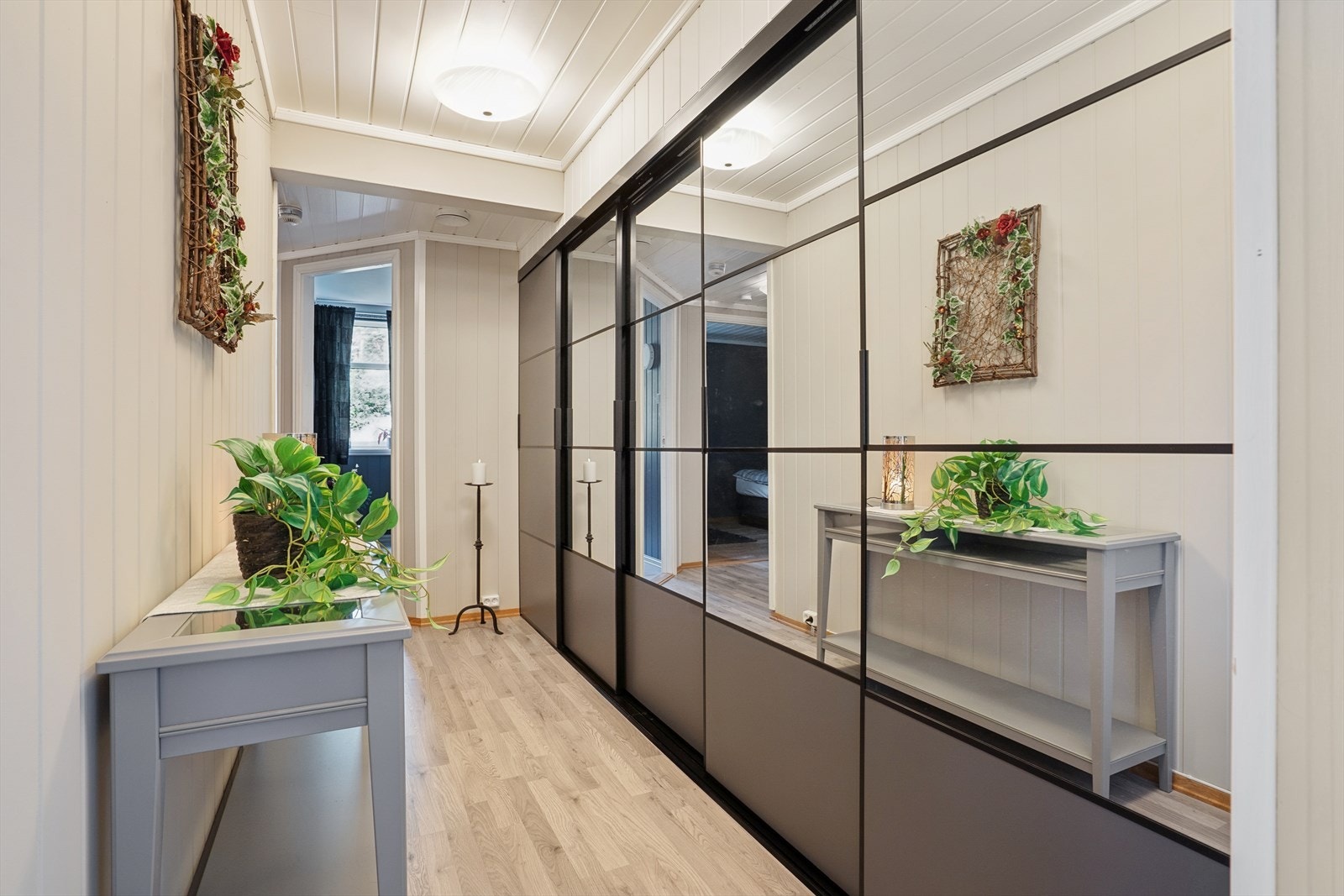 Entré/gang med skyvedørsgarderobe som gir rikelig med oppbevaringsplass og et ryddig uttrykk. Galleribilde