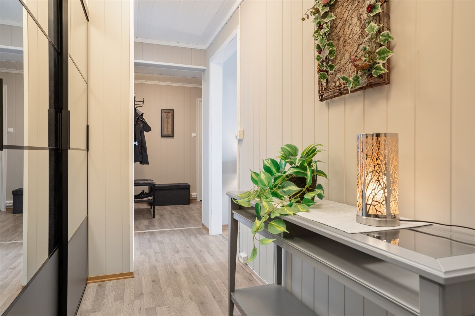 Fra gangen får du et innbydende førsteinntrykk med lyse overflater og gode oppbevaringsløsninger. Galleribilde