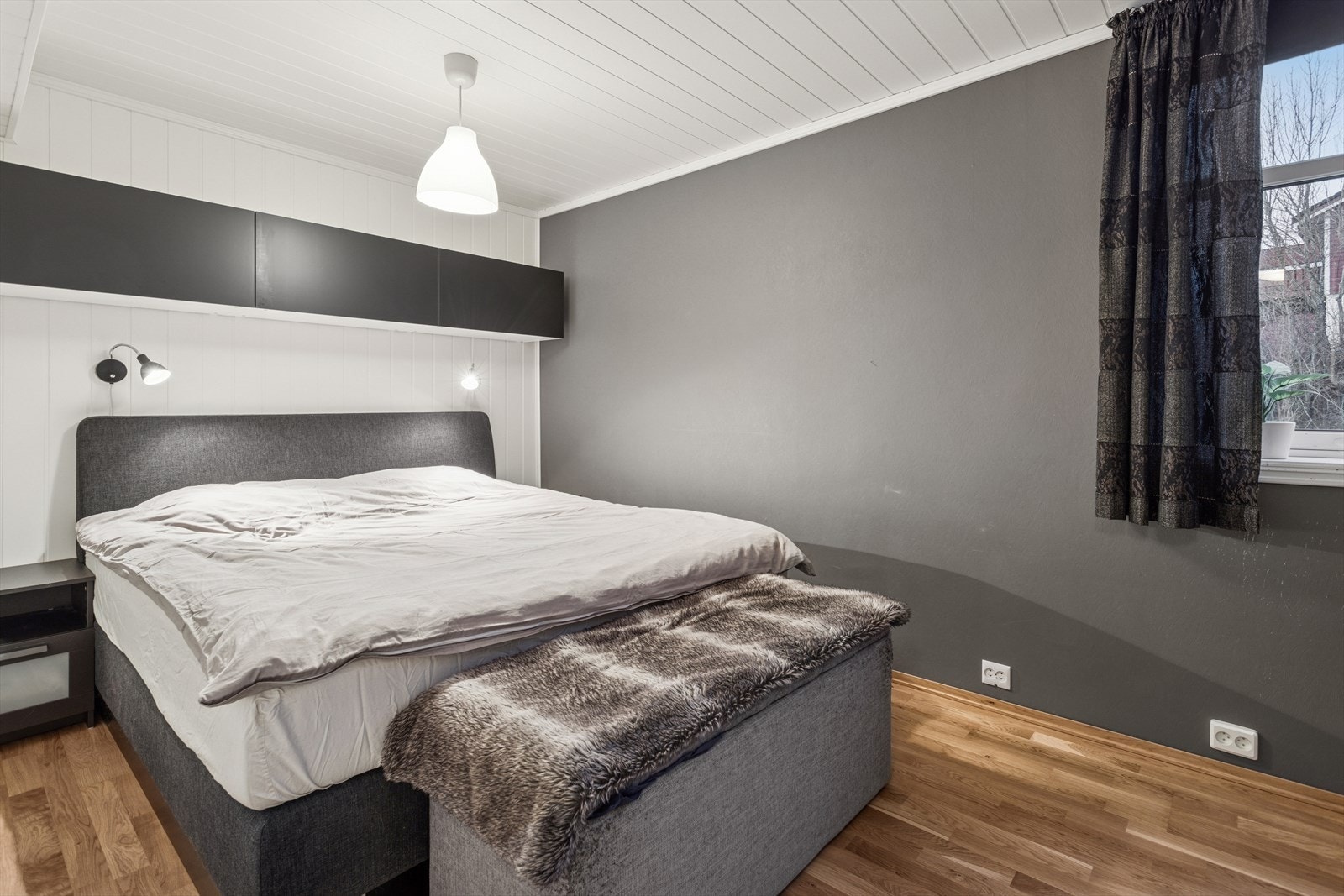 Hovedsoverommet måler 11 m² og har god plass til garderobeskap og skrivebord. Galleribilde