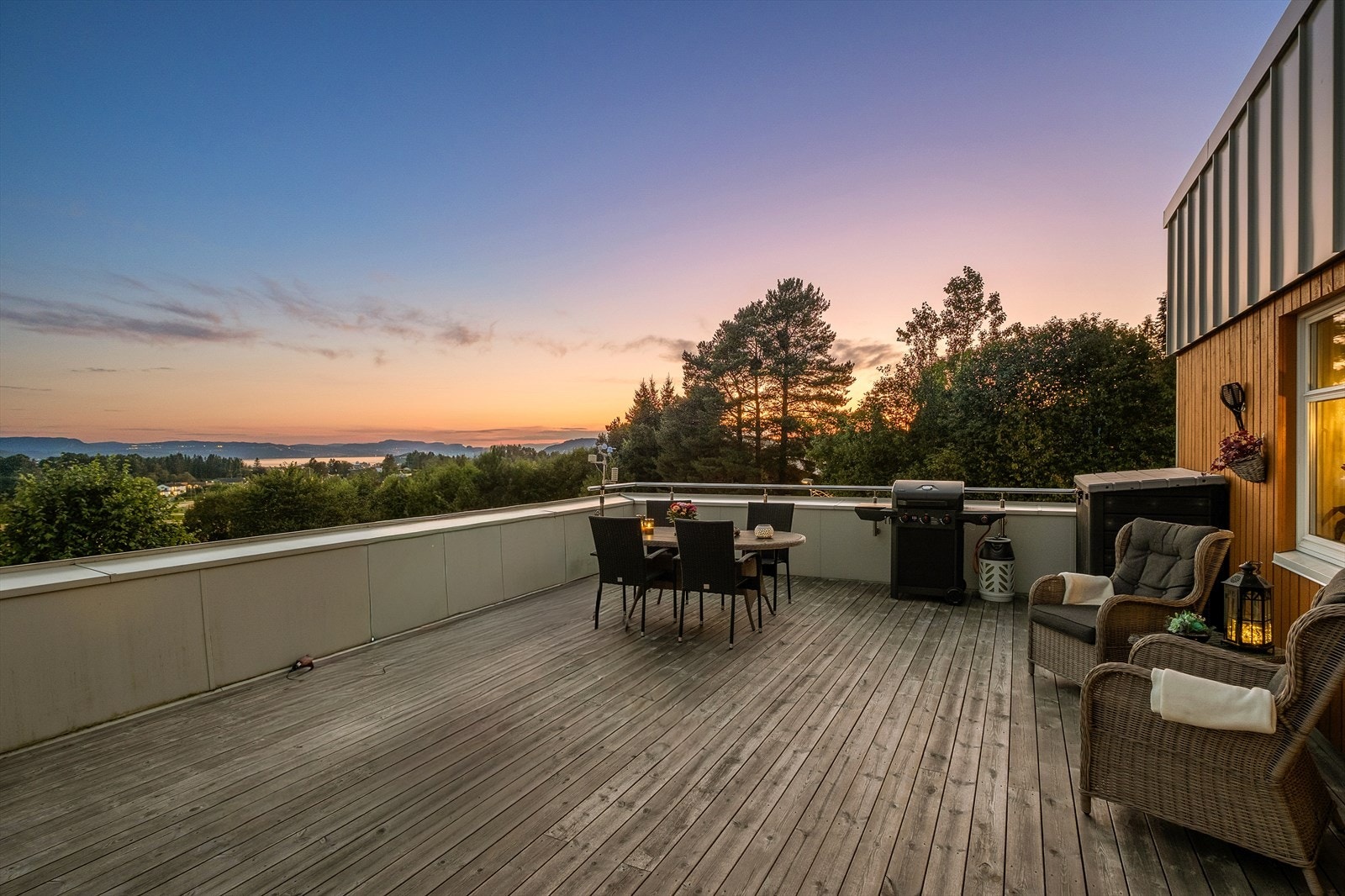 DNB Eiendom v/ Maria Stokkan har gleden av å presentere Nedre Terrasseveg 1! En romslig og innbydende 4-roms leilighet i 3. etasje med fantastisk sol- og utsiktsforhold! Galleribilde