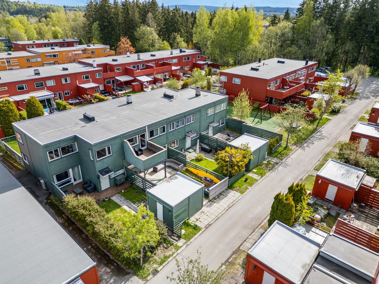 Boligen ligger på enden. I et etablert og barnevennlig område med kort vei til skoler, barnehager og fritidstilbud. Galleribilde