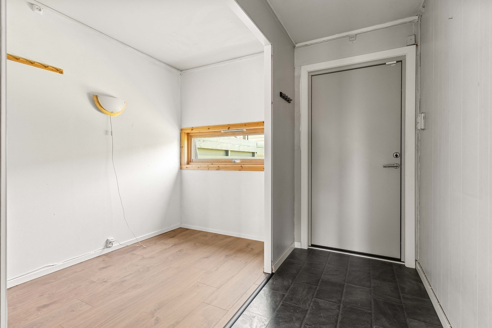 Åpen gang med nytt gulv. Potensiale for gode oppbevaringsmuligheter. Galleribilde
