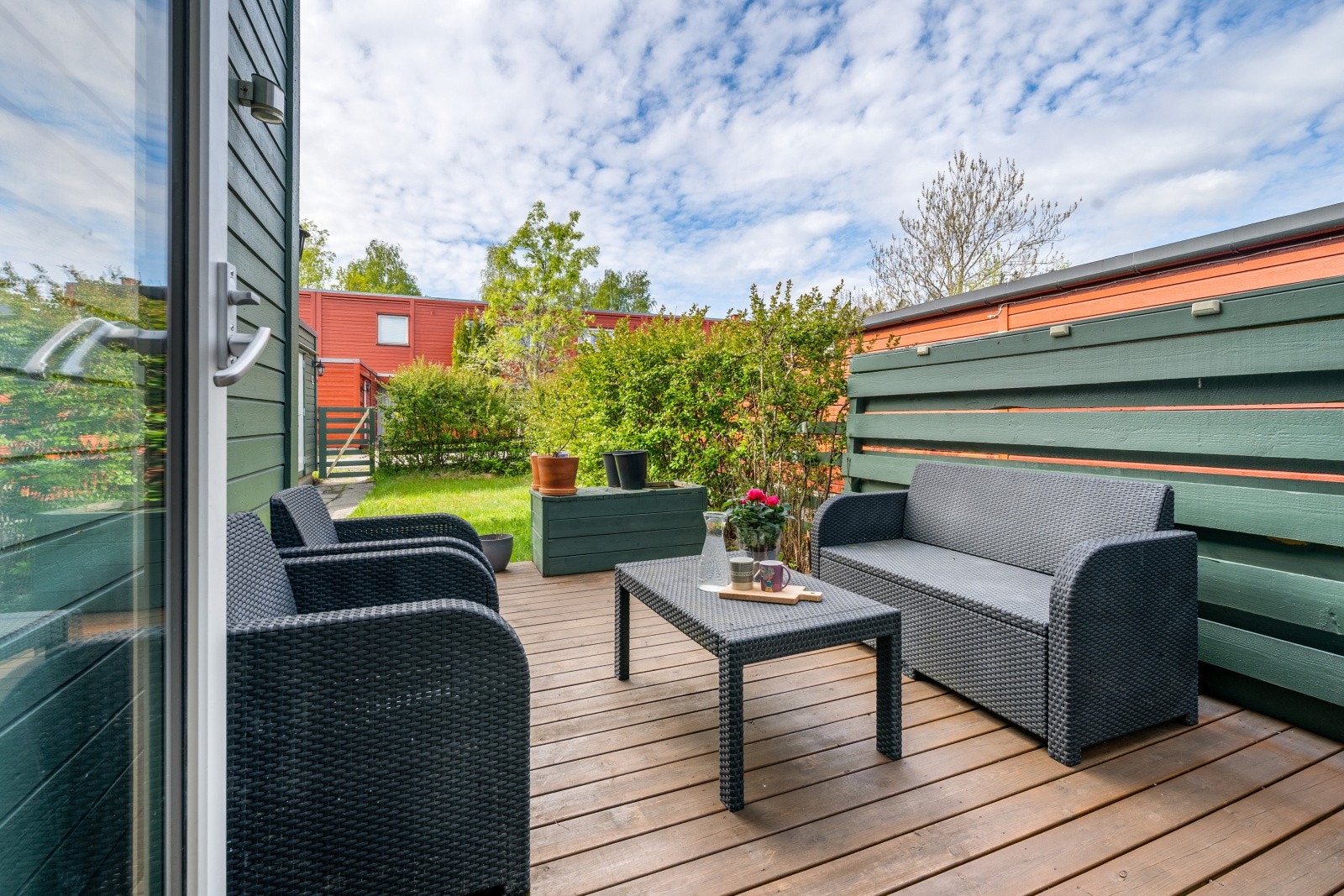 Den ene av boligens to uteplasser er en terrasse på ca. 16 m² ved inngangspartiet. Galleribilde