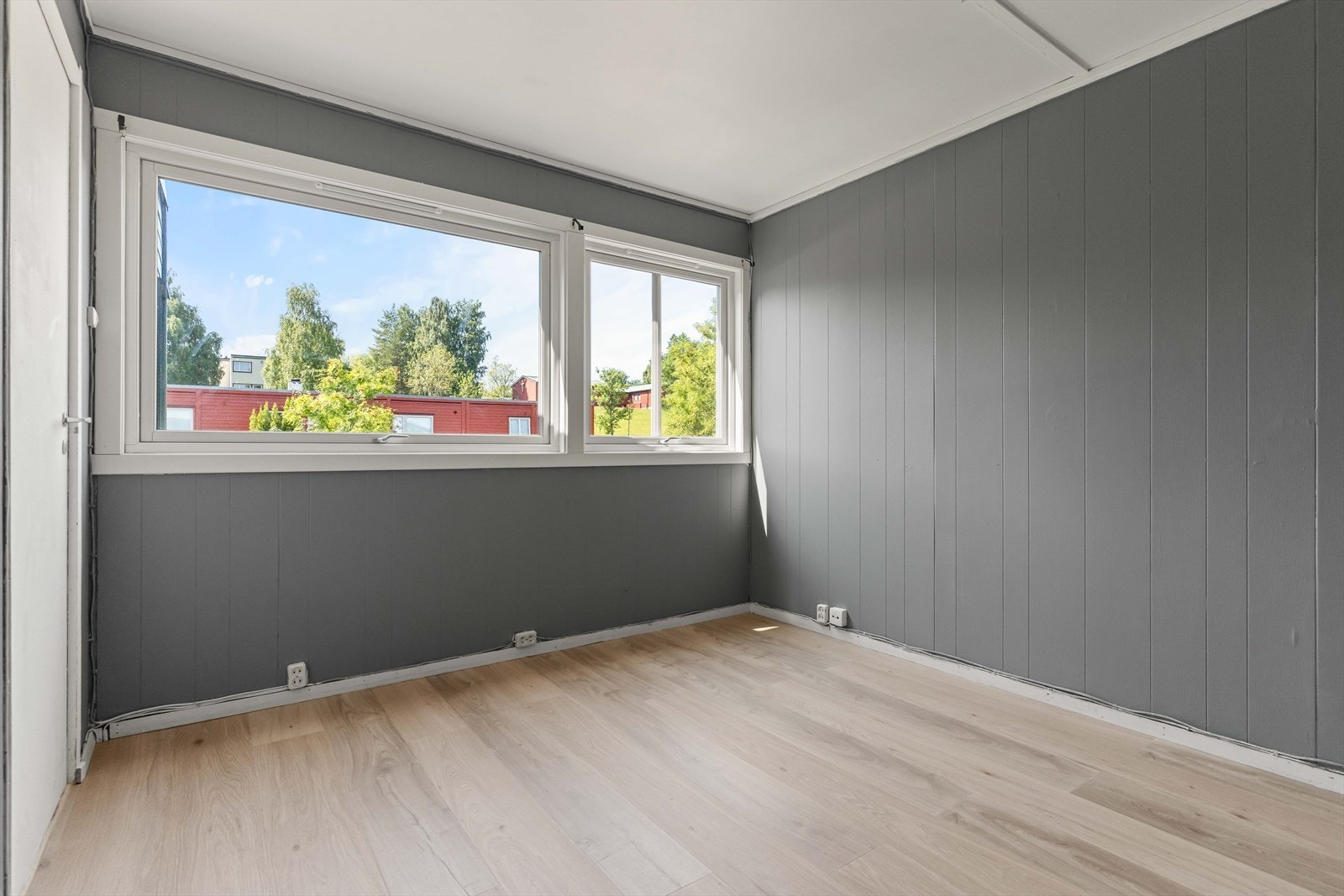 Romslig soverom med nye gulv. Galleribilde