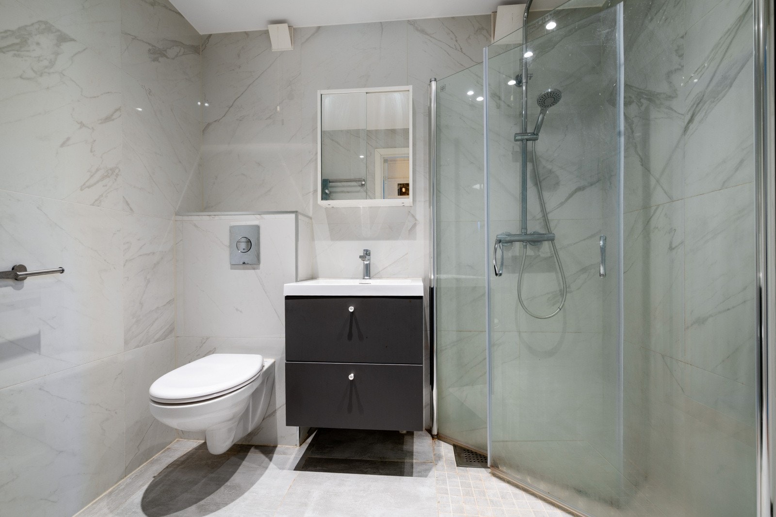 Badet i 2. etasje er oppgradert i 2023 og har fliser på vegger og gulv. Badet er innredet med servant med skuffeseksjon, overskap, vegghengt toalett og dusjhjørne. Det gjøres spesielt oppmerksom på at bad er oppgradert som egeninnsats uten dokumentasjon. Galleribilde
